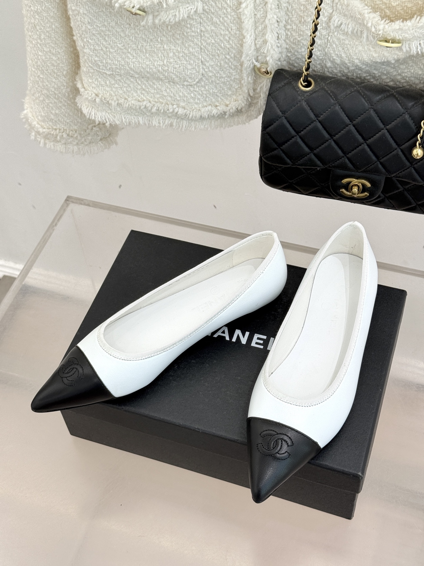 CHANE*｜小香26C双C尖头拼色平底鞋以拼色美学重塑经典格调。细腻小羊皮与质感面料碰撞撞色纹路勾勒出