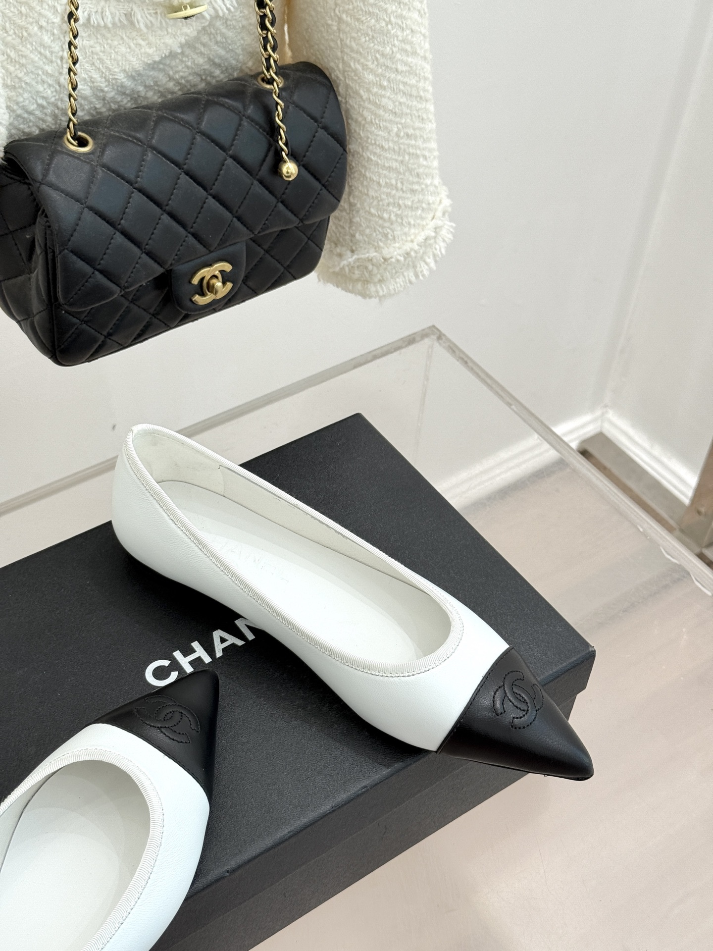 CHANE*｜小香26C双C尖头拼色平底鞋以拼色美学重塑经典格调。细腻小羊皮与质感面料碰撞撞色纹路勾勒出