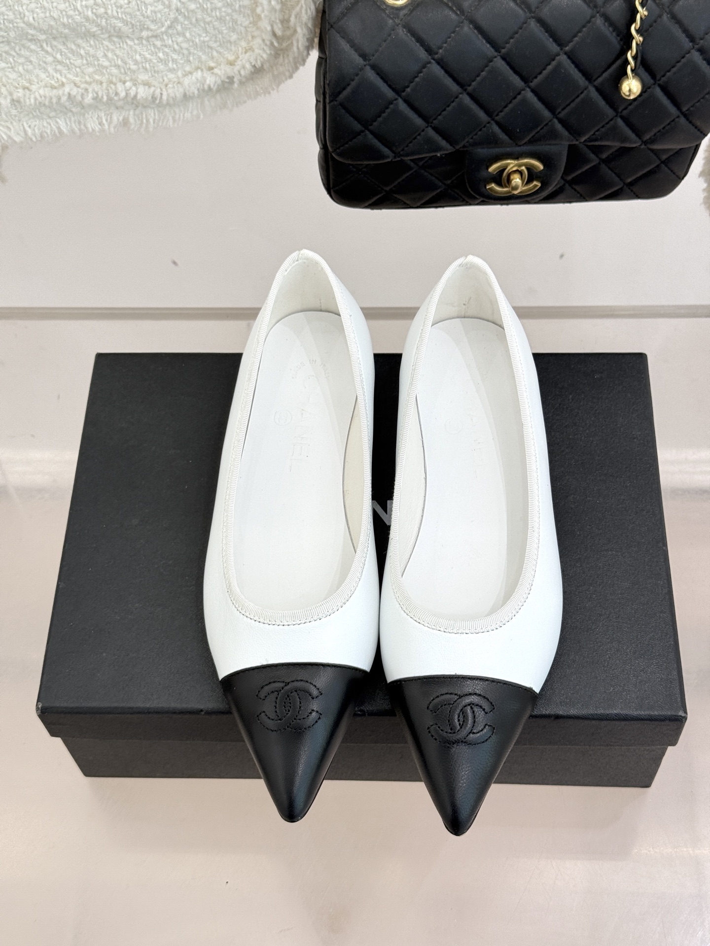 CHANE*｜小香26C双C尖头拼色平底鞋以拼色美学重塑经典格调。细腻小羊皮与质感面料碰撞撞色纹路勾勒出