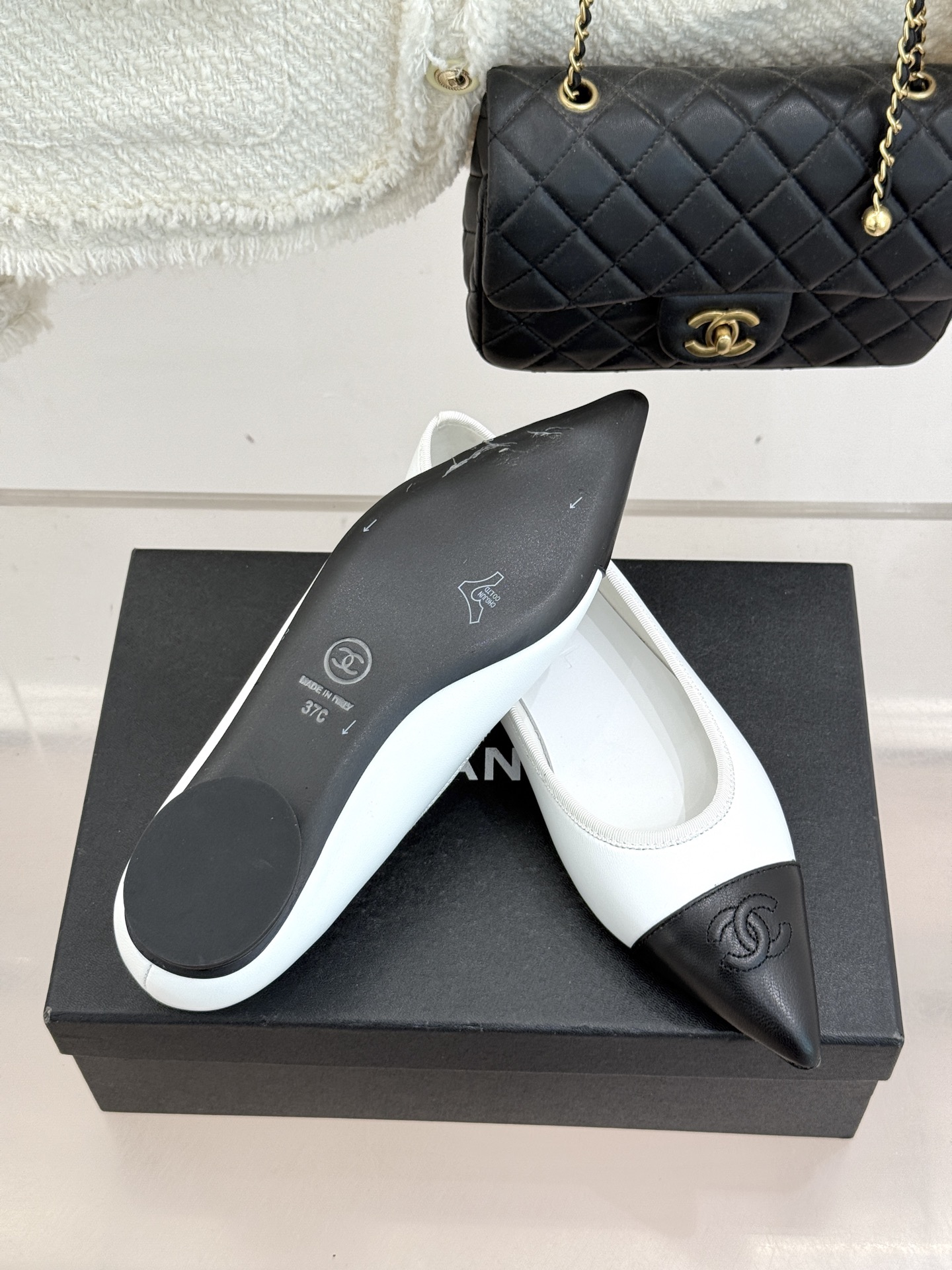 CHANE*｜小香26C双C尖头拼色平底鞋以拼色美学重塑经典格调。细腻小羊皮与质感面料碰撞撞色纹路勾勒出