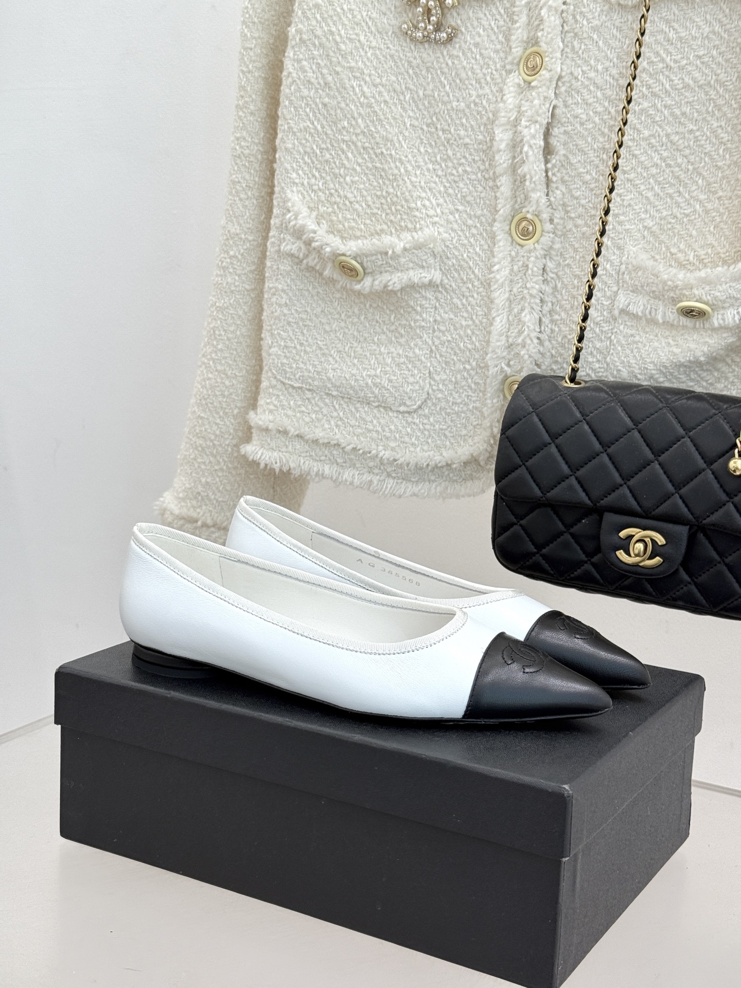 CHANE*｜小香26C双C尖头拼色平底鞋以拼色美学重塑经典格调。细腻小羊皮与质感面料碰撞撞色纹路勾勒出