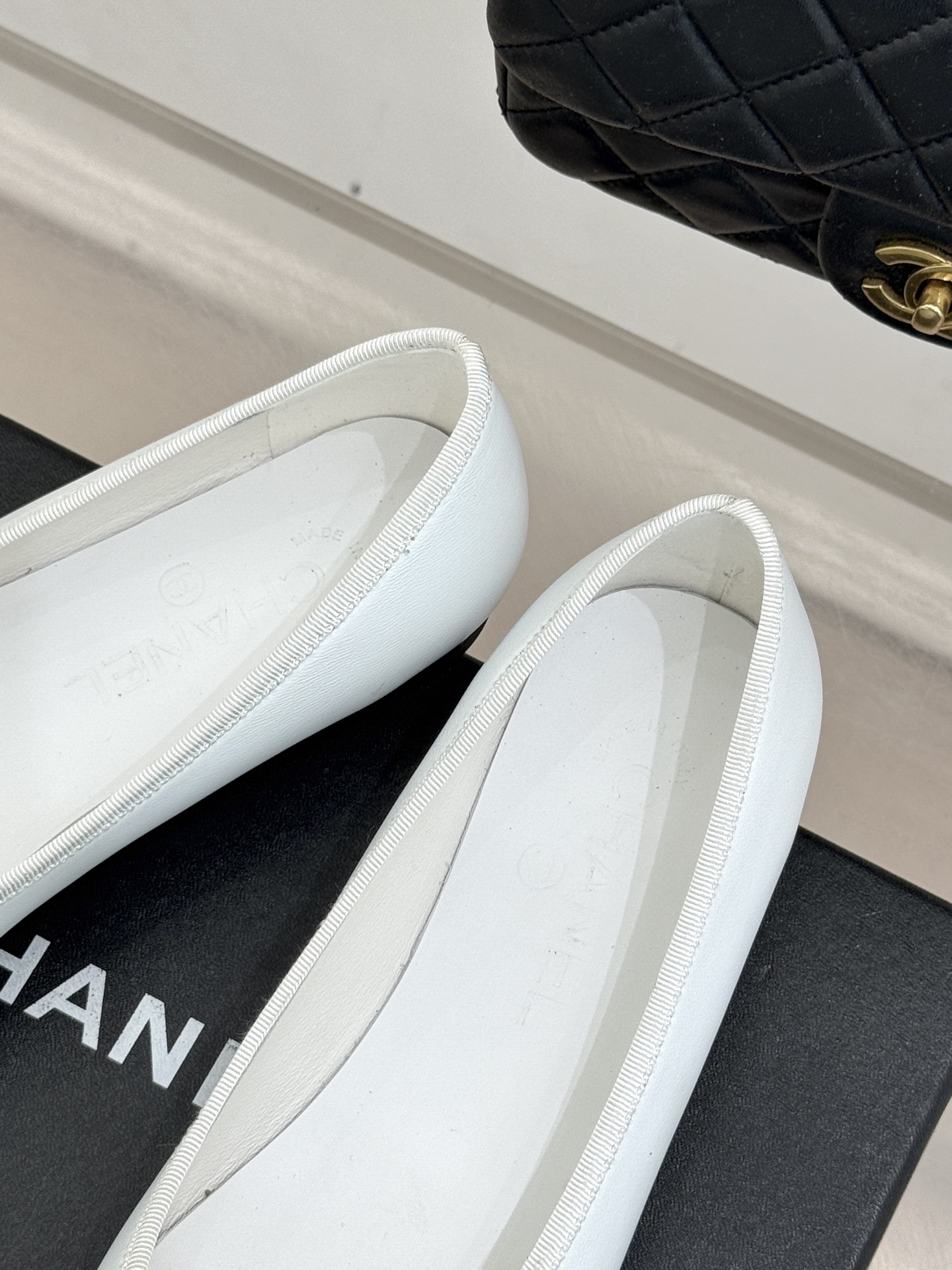 CHANE*｜小香26C双C尖头拼色平底鞋以拼色美学重塑经典格调。细腻小羊皮与质感面料碰撞撞色纹路勾勒出