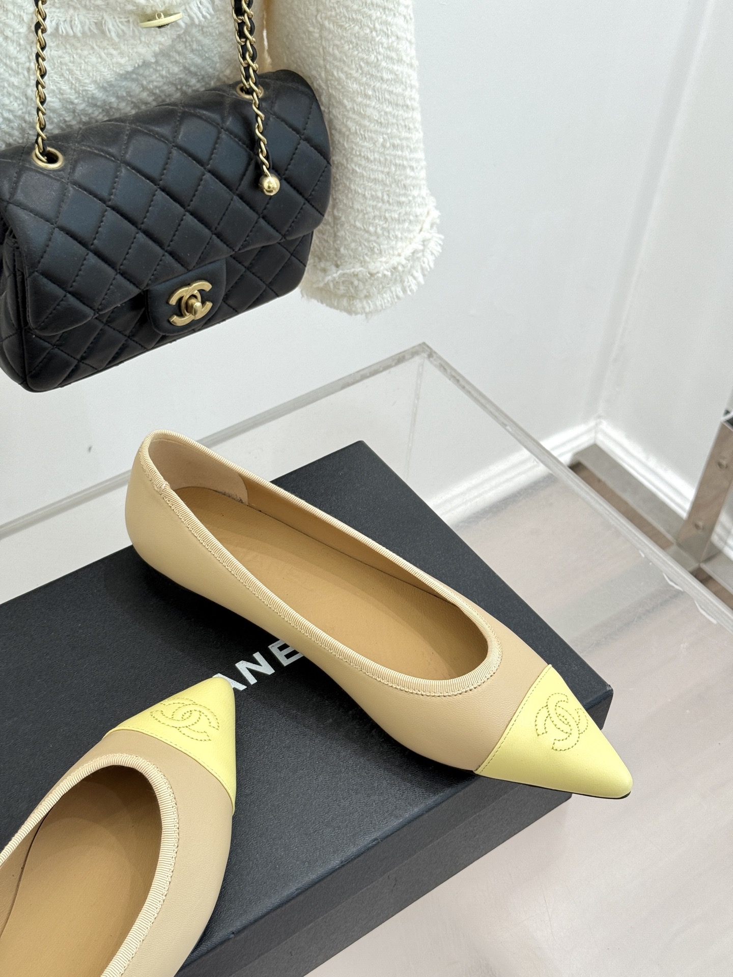 CHANE*｜小香26C双C尖头拼色平底鞋以拼色美学重塑经典格调。细腻小羊皮与质感面料碰撞撞色纹路勾勒出