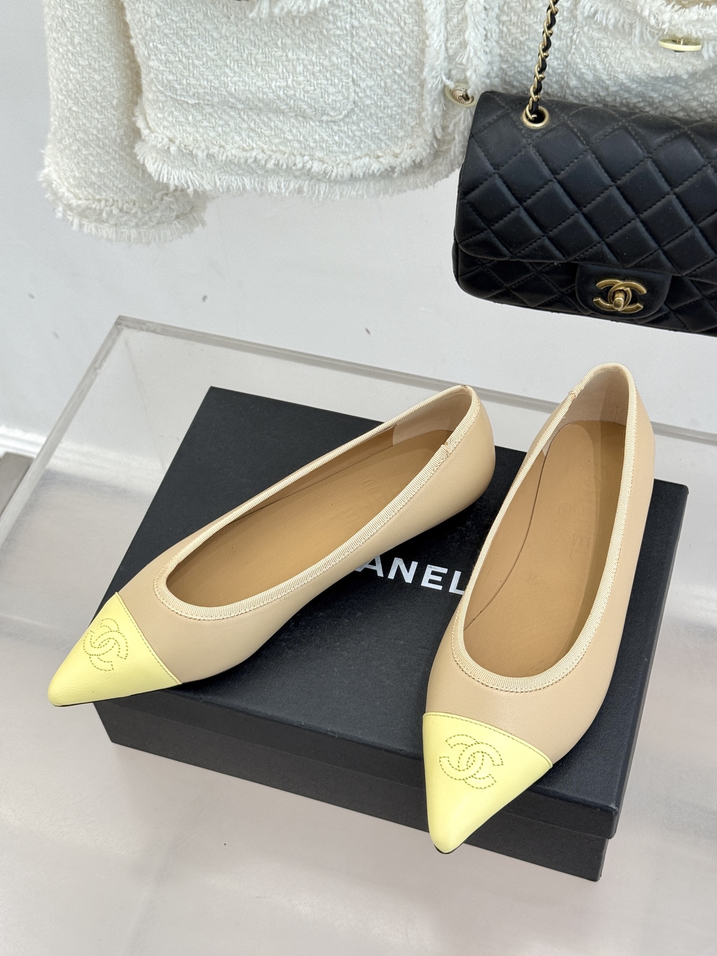 CHANE*｜小香26C双C尖头拼色平底鞋以拼色美学重塑经典格调。细腻小羊皮与质感面料碰撞撞色纹路勾勒出