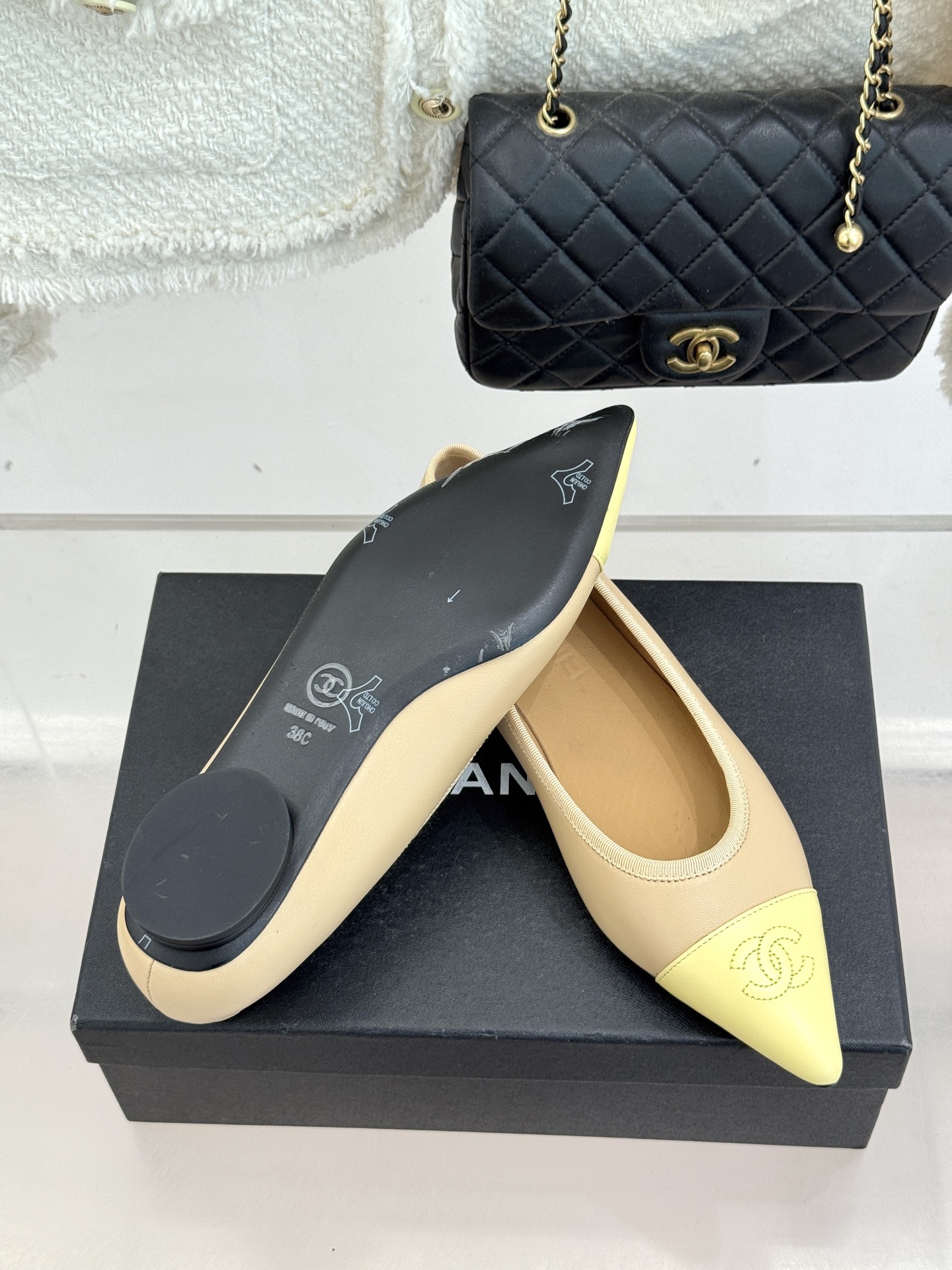 CHANE*｜小香26C双C尖头拼色平底鞋以拼色美学重塑经典格调。细腻小羊皮与质感面料碰撞撞色纹路勾勒出