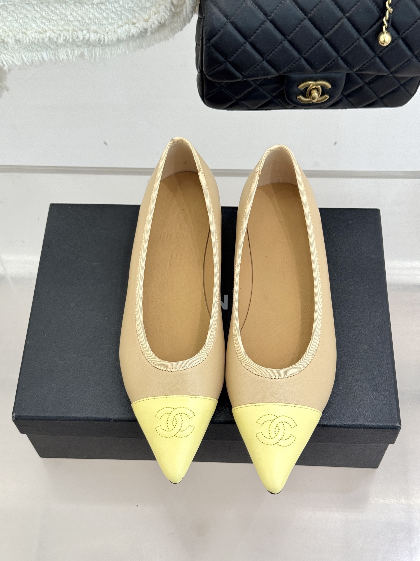 CHANE*｜小香26C双C尖头拼色平底鞋以拼色美学重塑经典格调。细腻小羊皮与质感面料碰撞撞色纹路勾勒出