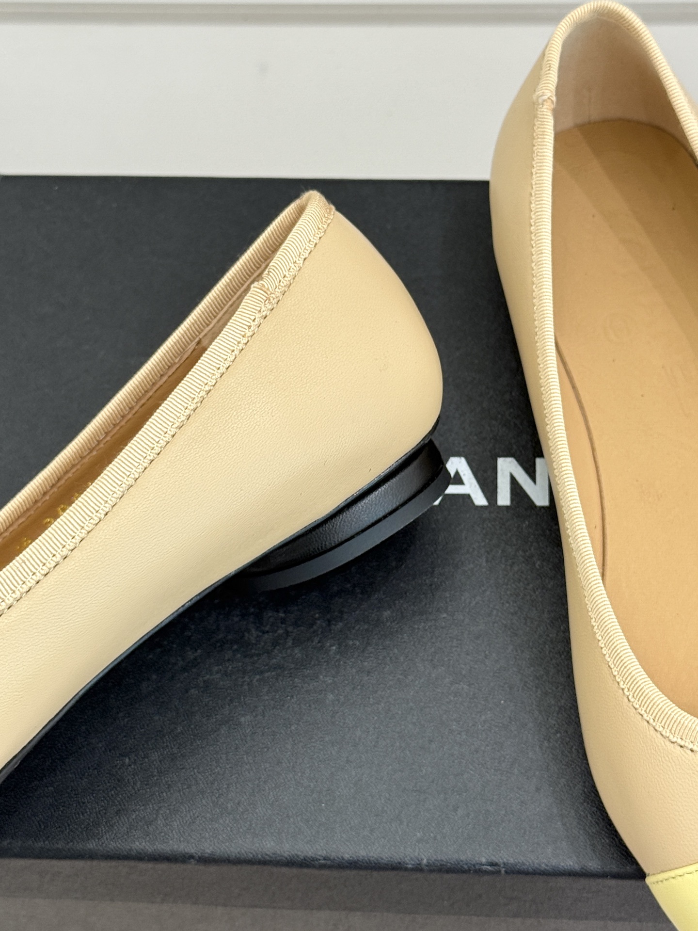 CHANE*｜小香26C双C尖头拼色平底鞋以拼色美学重塑经典格调。细腻小羊皮与质感面料碰撞撞色纹路勾勒出