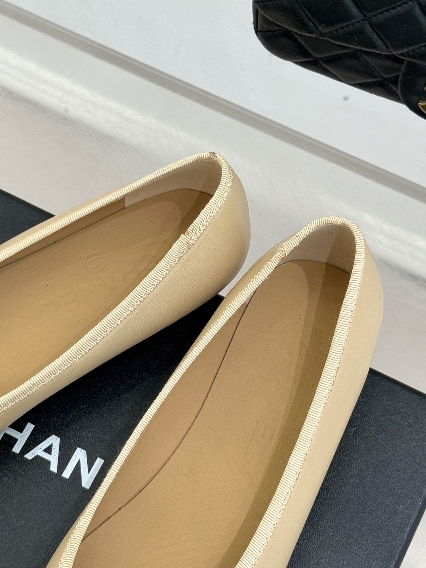 CHANE*｜小香26C双C尖头拼色平底鞋以拼色美学重塑经典格调。细腻小羊皮与质感面料碰撞撞色纹路勾勒出