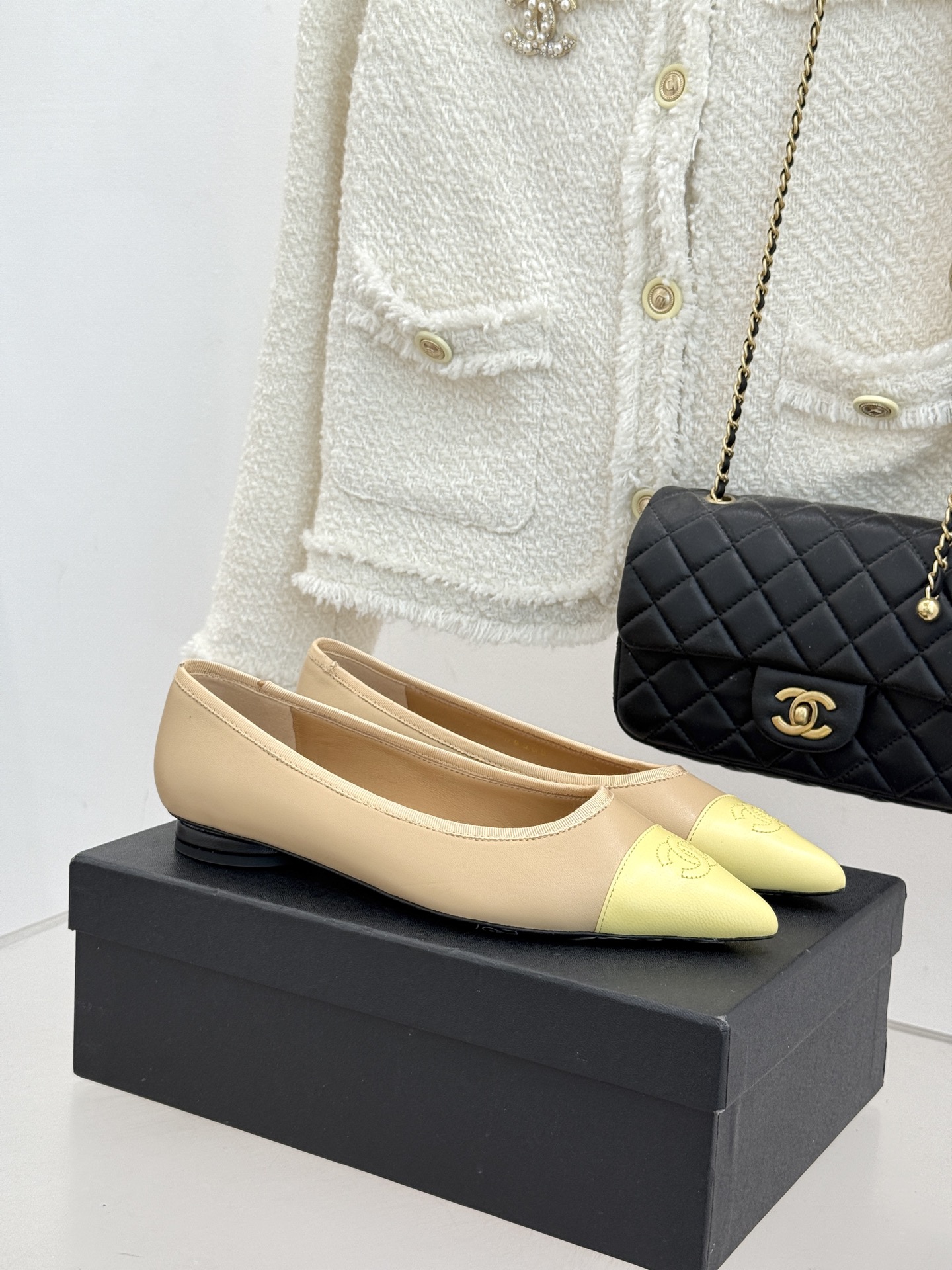 CHANE*｜小香26C双C尖头拼色平底鞋以拼色美学重塑经典格调。细腻小羊皮与质感面料碰撞撞色纹路勾勒出