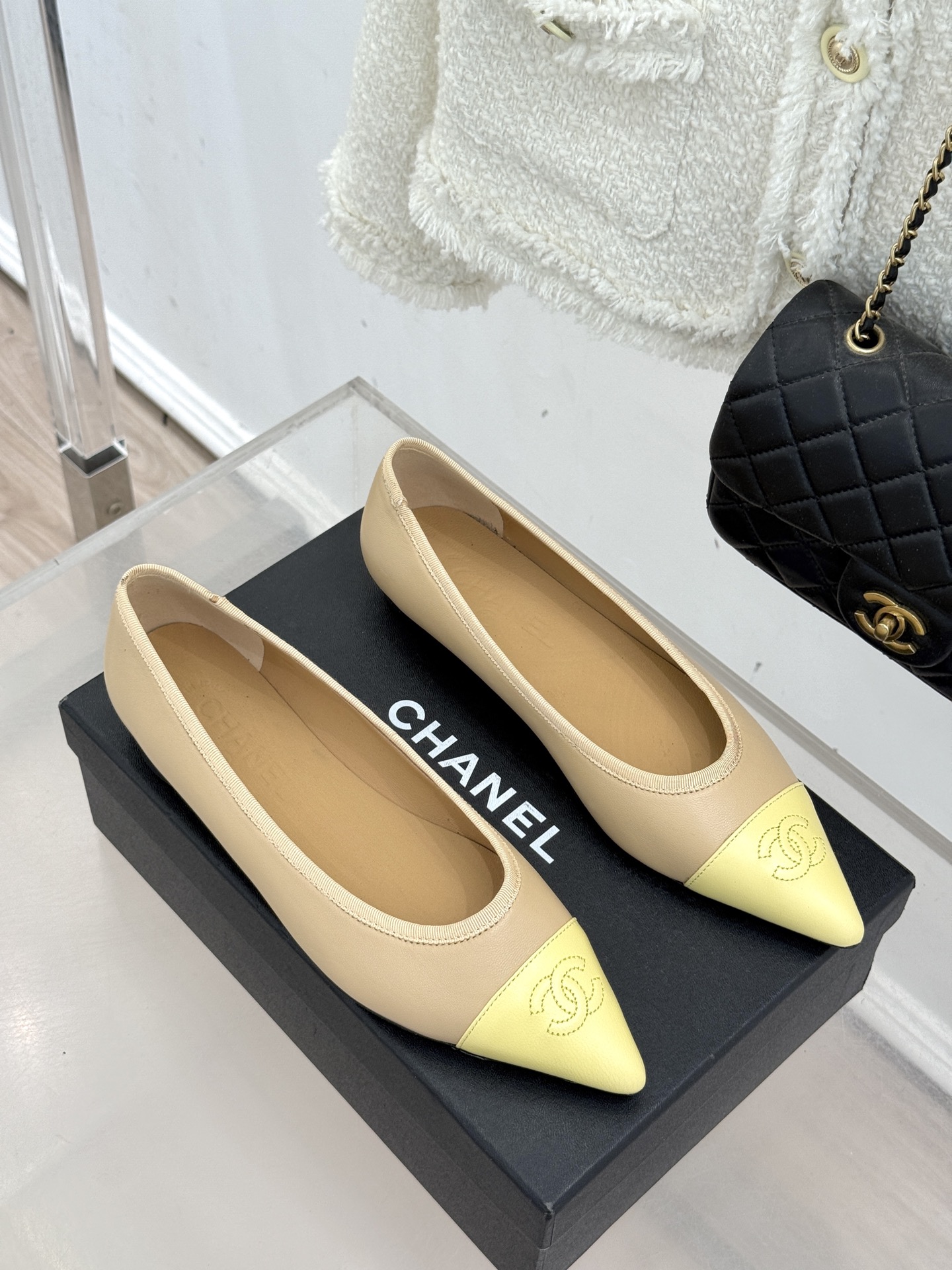 CHANE*｜小香26C双C尖头拼色平底鞋以拼色美学重塑经典格调。细腻小羊皮与质感面料碰撞撞色纹路勾勒出