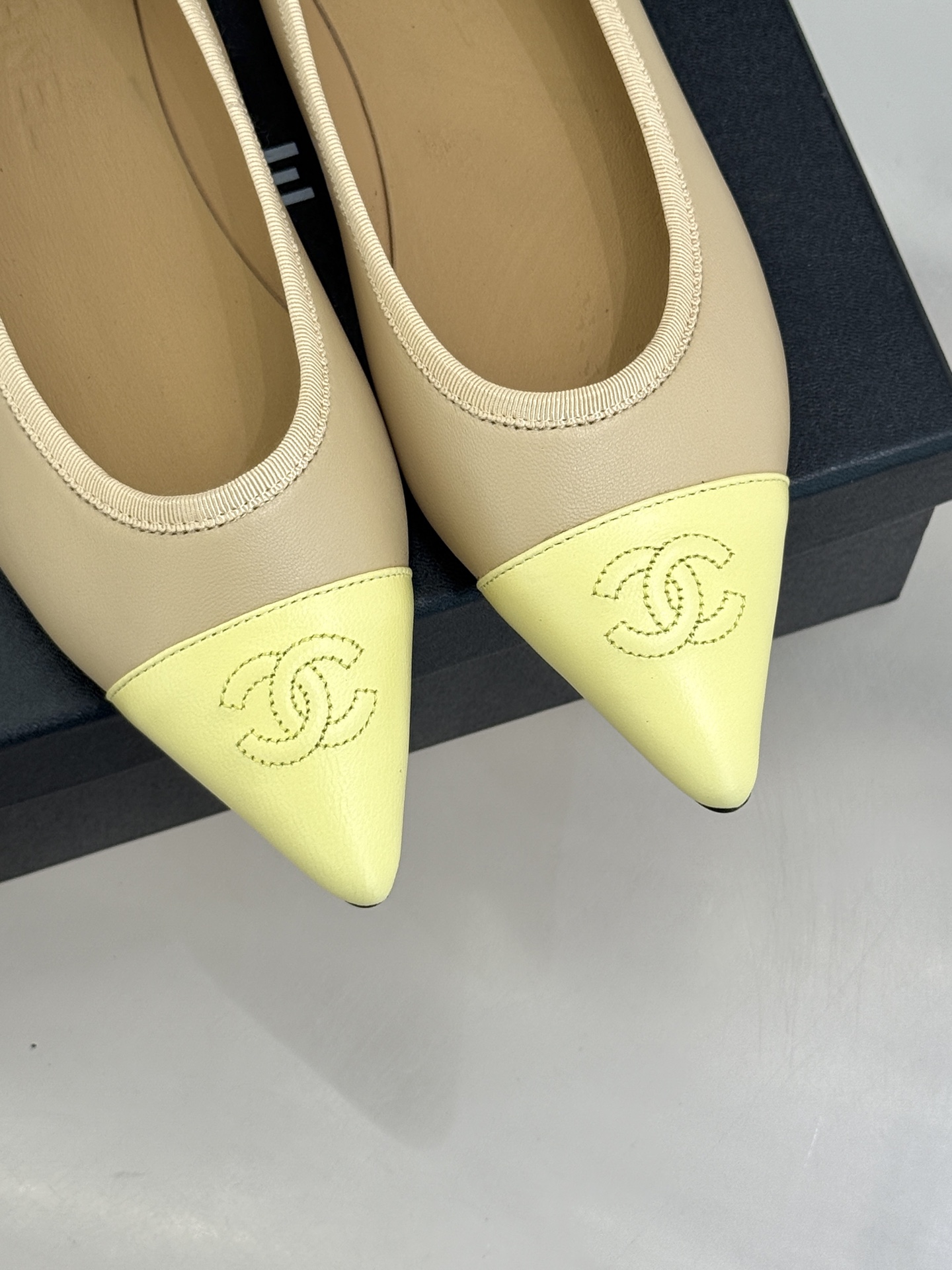 CHANE*｜小香26C双C尖头拼色平底鞋以拼色美学重塑经典格调。细腻小羊皮与质感面料碰撞撞色纹路勾勒出