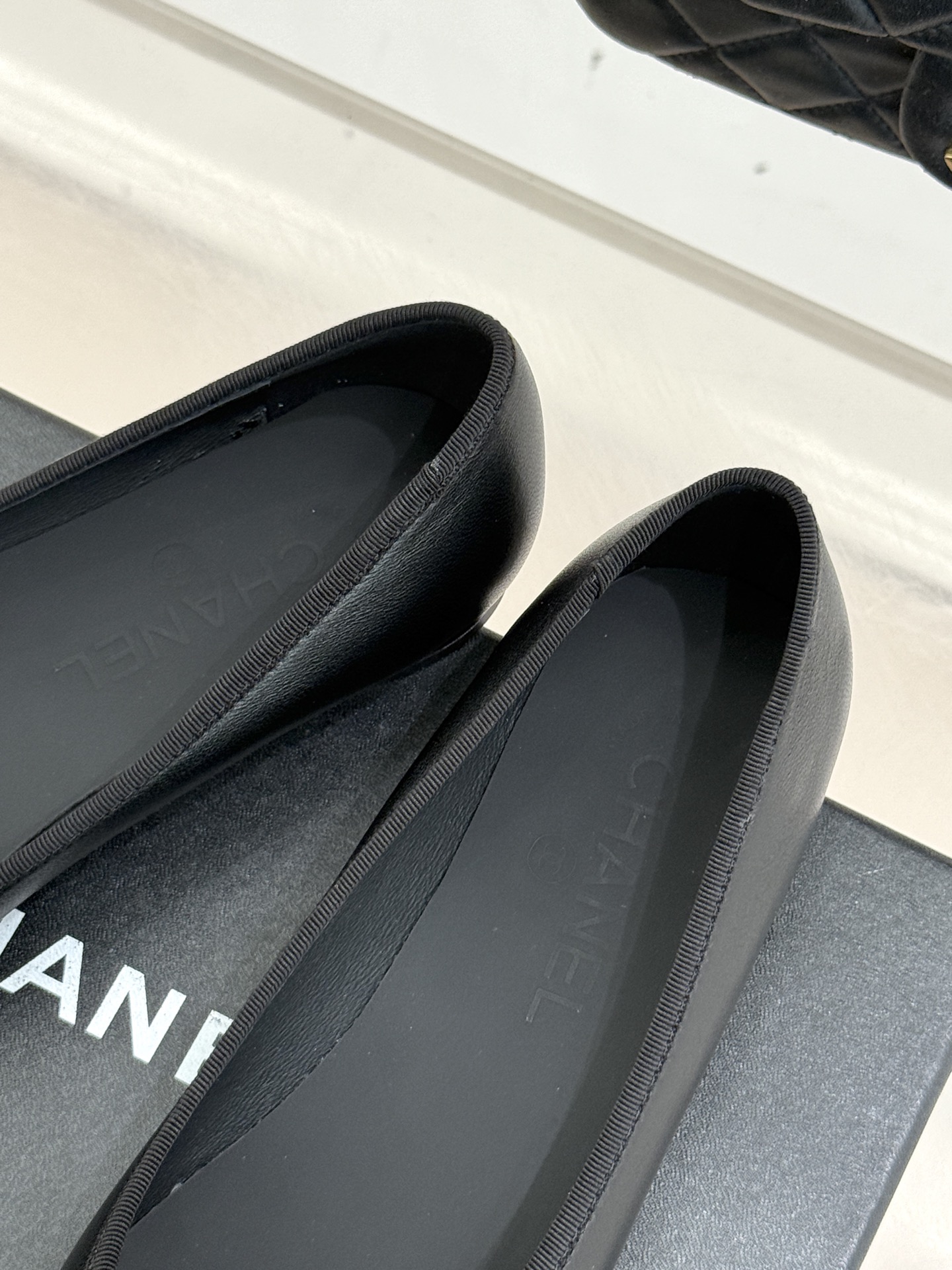 CHANE*｜小香26C双C尖头拼色平底鞋以拼色美学重塑经典格调。细腻小羊皮与质感面料碰撞撞色纹路勾勒出