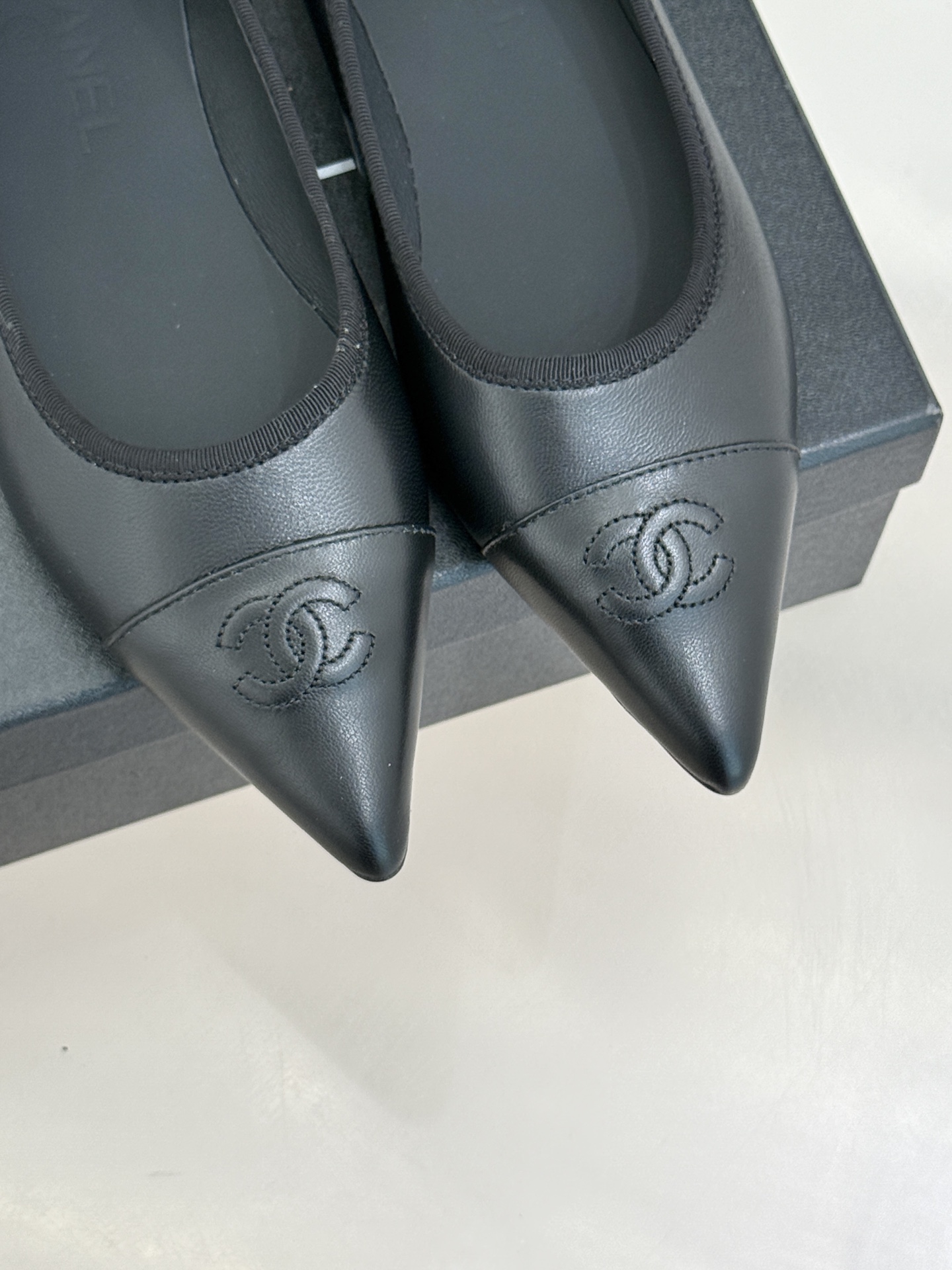 CHANE*｜小香26C双C尖头拼色平底鞋以拼色美学重塑经典格调。细腻小羊皮与质感面料碰撞撞色纹路勾勒出