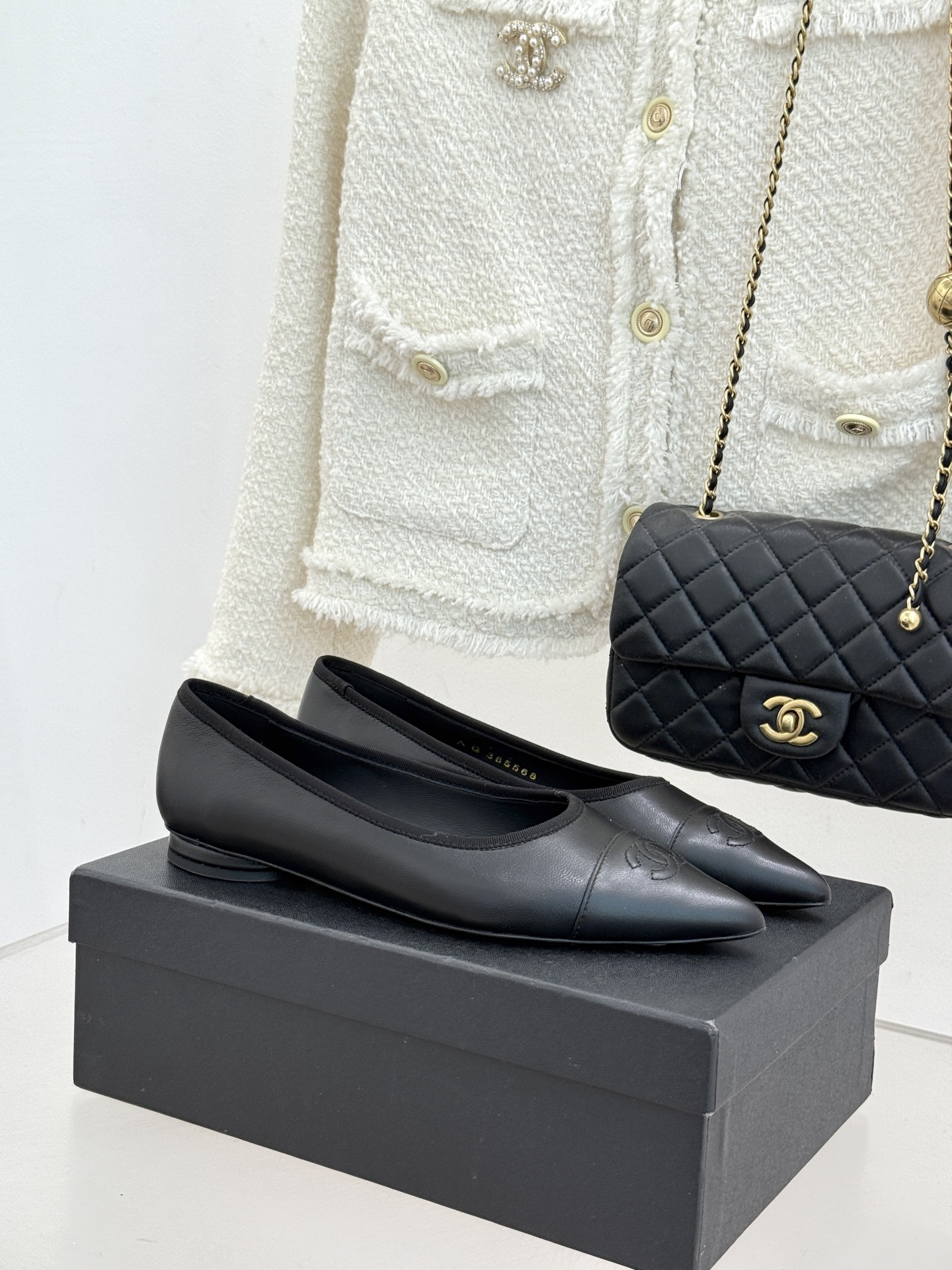 CHANE*｜小香26C双C尖头拼色平底鞋以拼色美学重塑经典格调。细腻小羊皮与质感面料碰撞撞色纹路勾勒出