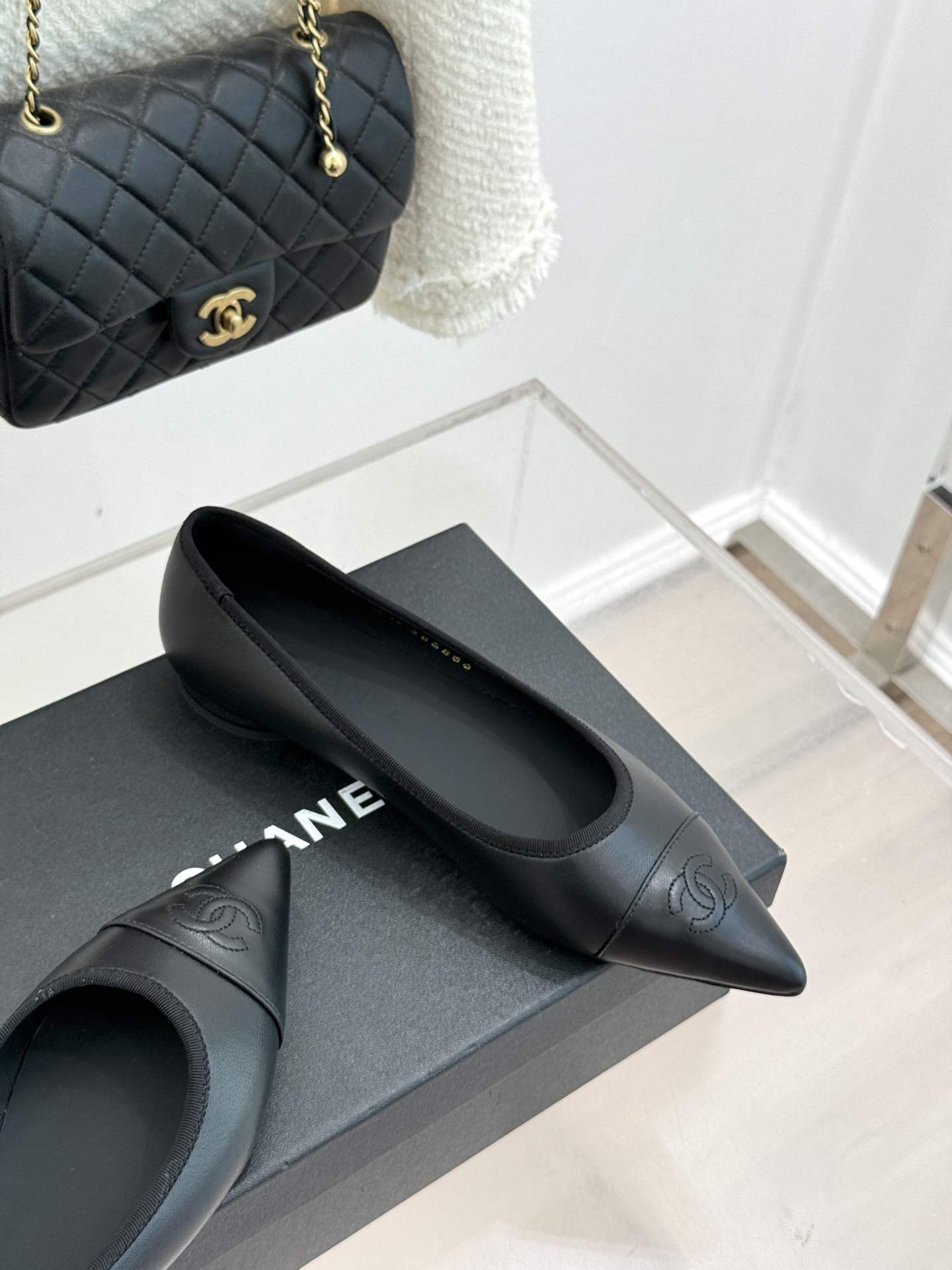 CHANE*｜小香26C双C尖头拼色平底鞋以拼色美学重塑经典格调。细腻小羊皮与质感面料碰撞撞色纹路勾勒出