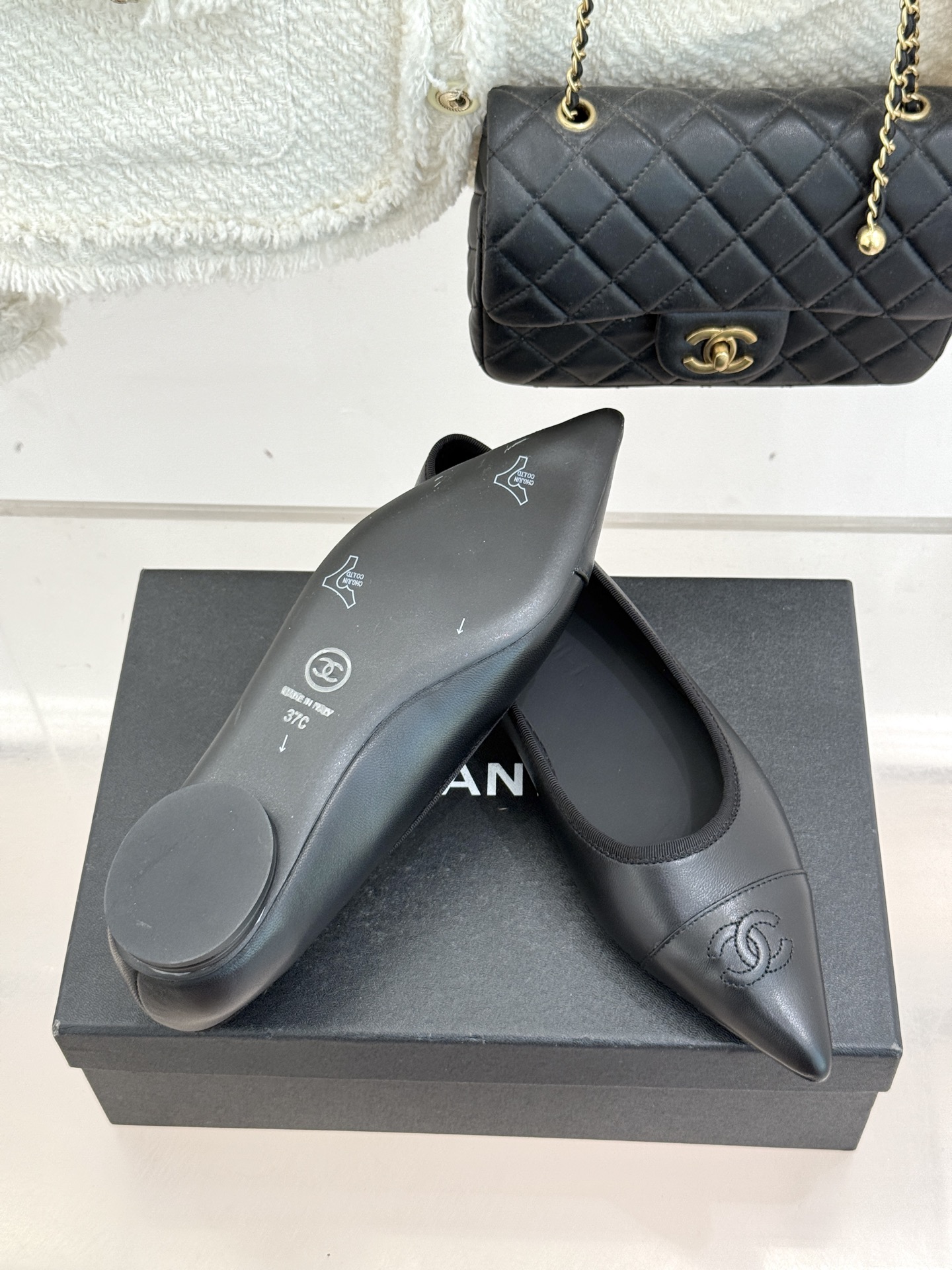 CHANE*｜小香26C双C尖头拼色平底鞋以拼色美学重塑经典格调。细腻小羊皮与质感面料碰撞撞色纹路勾勒出