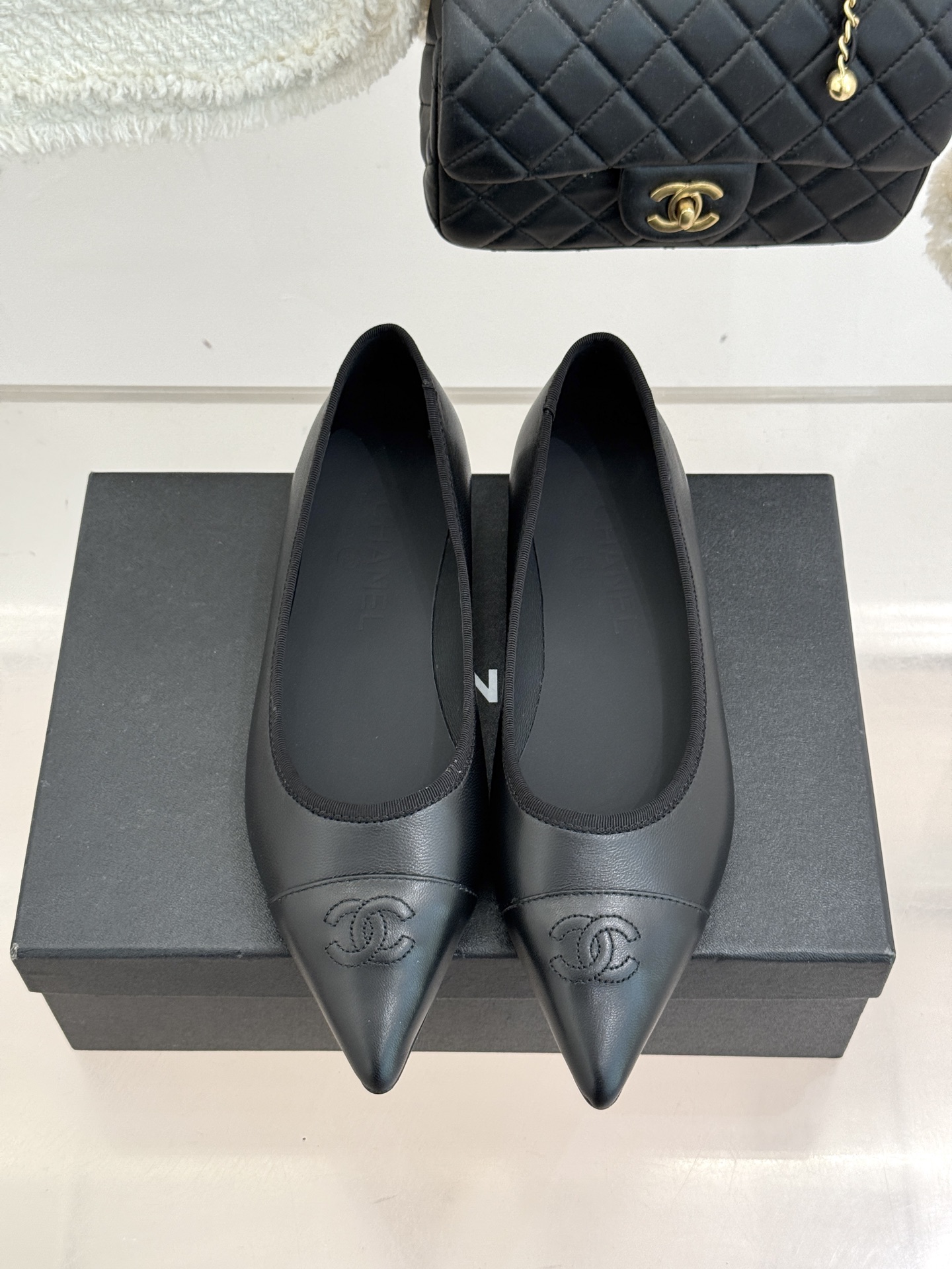 CHANE*｜小香26C双C尖头拼色平底鞋以拼色美学重塑经典格调。细腻小羊皮与质感面料碰撞撞色纹路勾勒出