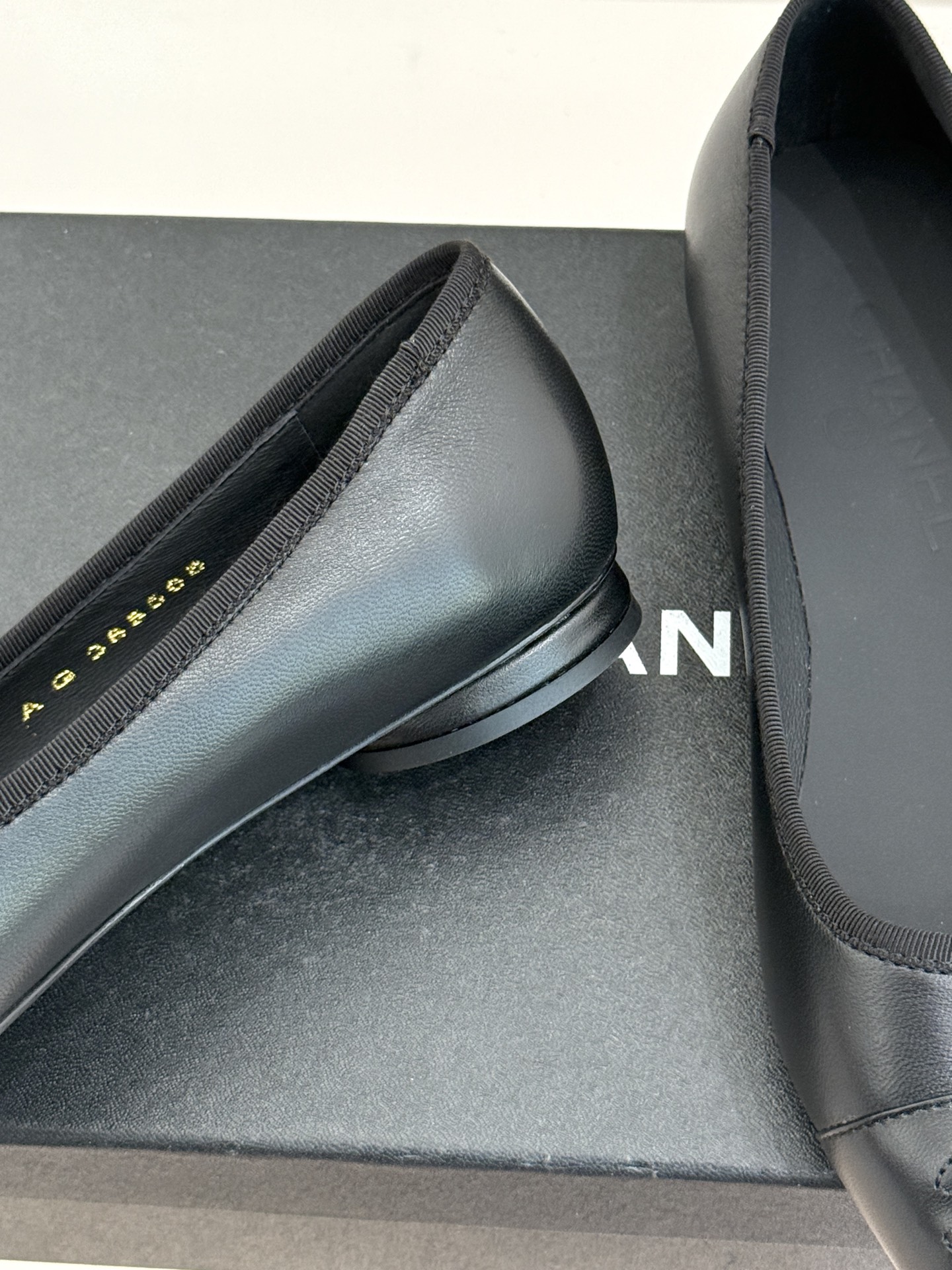 CHANE*｜小香26C双C尖头拼色平底鞋以拼色美学重塑经典格调。细腻小羊皮与质感面料碰撞撞色纹路勾勒出