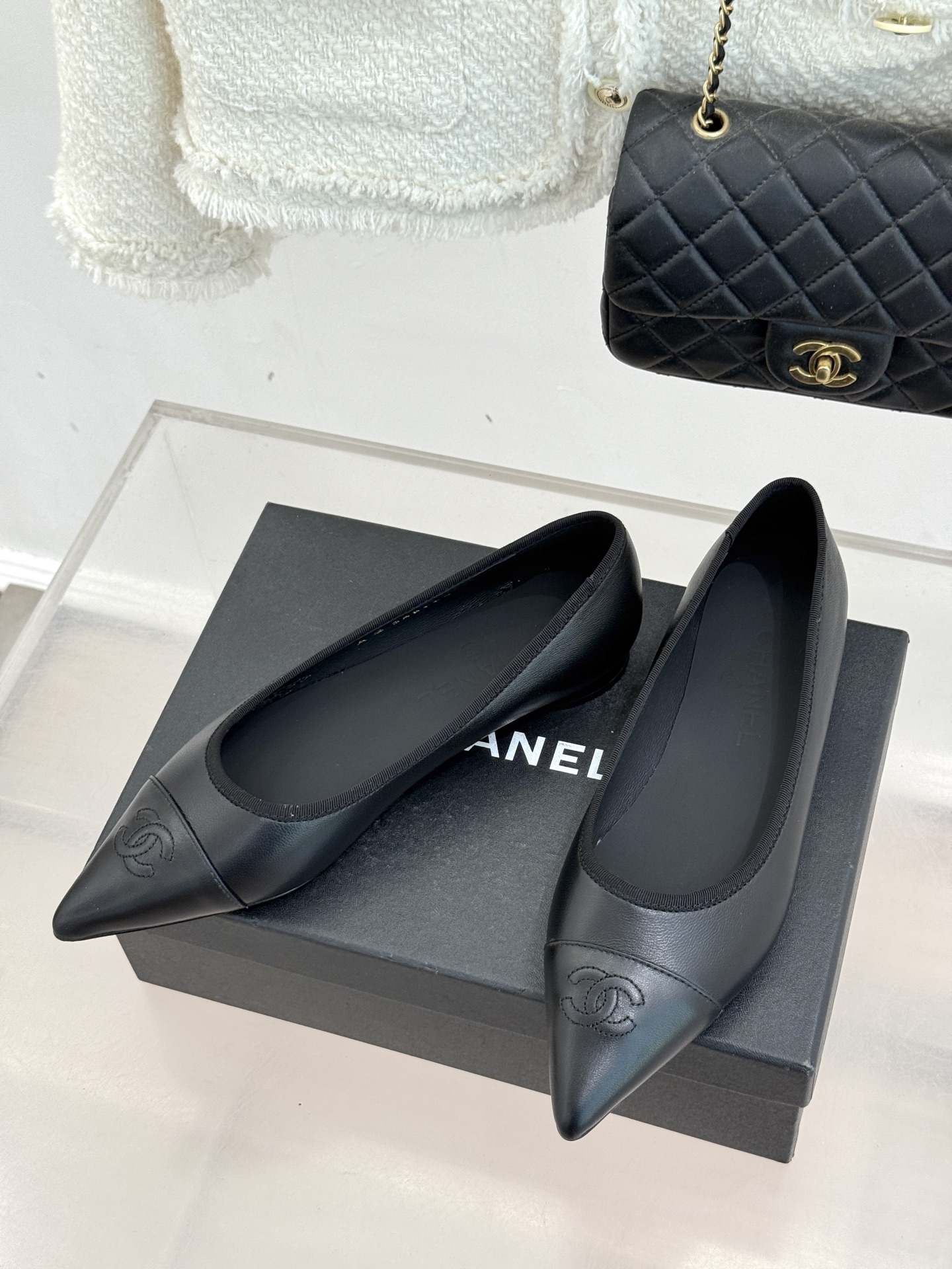 CHANE*｜小香26C双C尖头拼色平底鞋以拼色美学重塑经典格调。细腻小羊皮与质感面料碰撞撞色纹路勾勒出