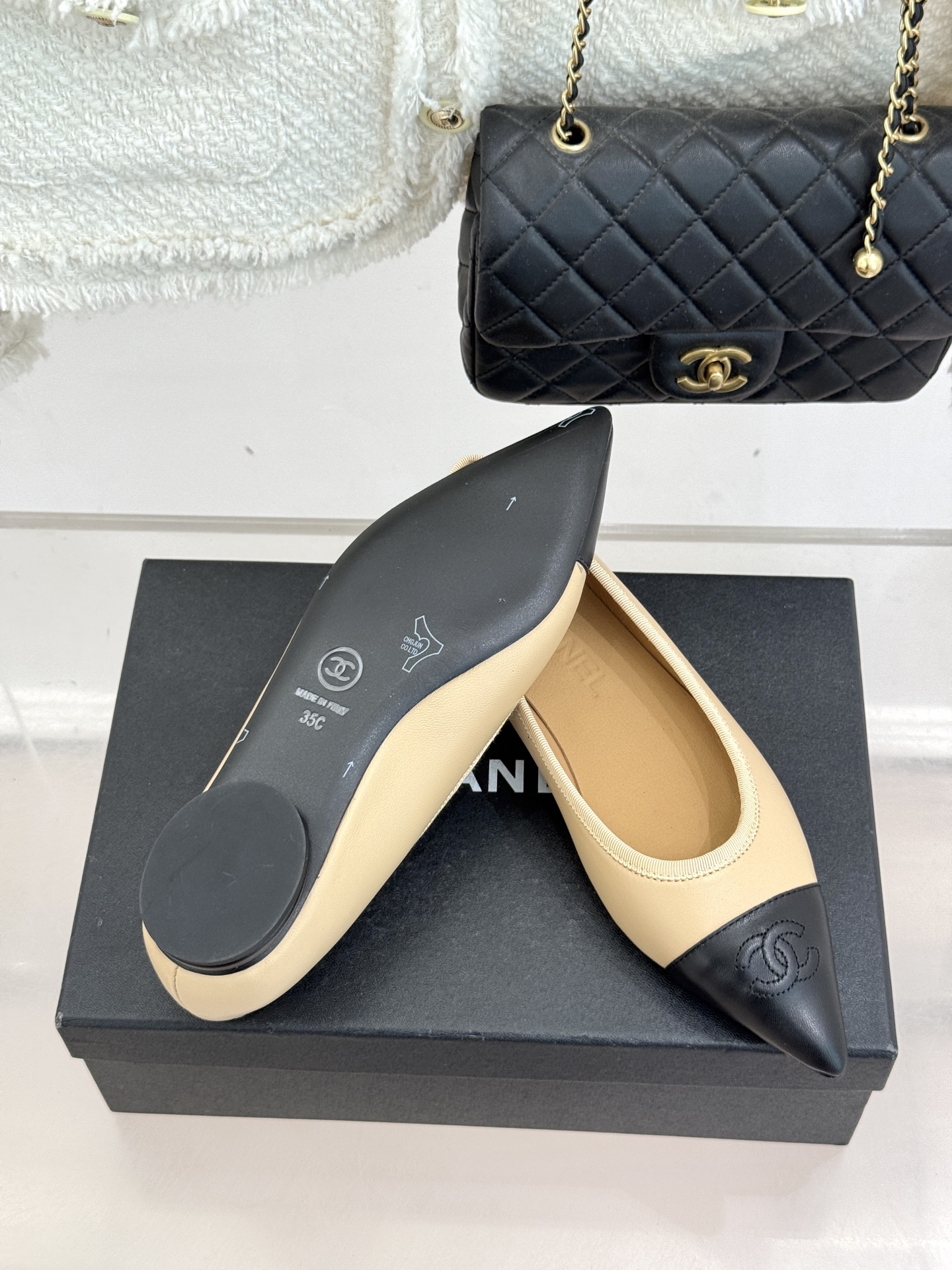 CHANE*｜小香26C双C尖头拼色平底鞋以拼色美学重塑经典格调。细腻小羊皮与质感面料碰撞撞色纹路勾勒出