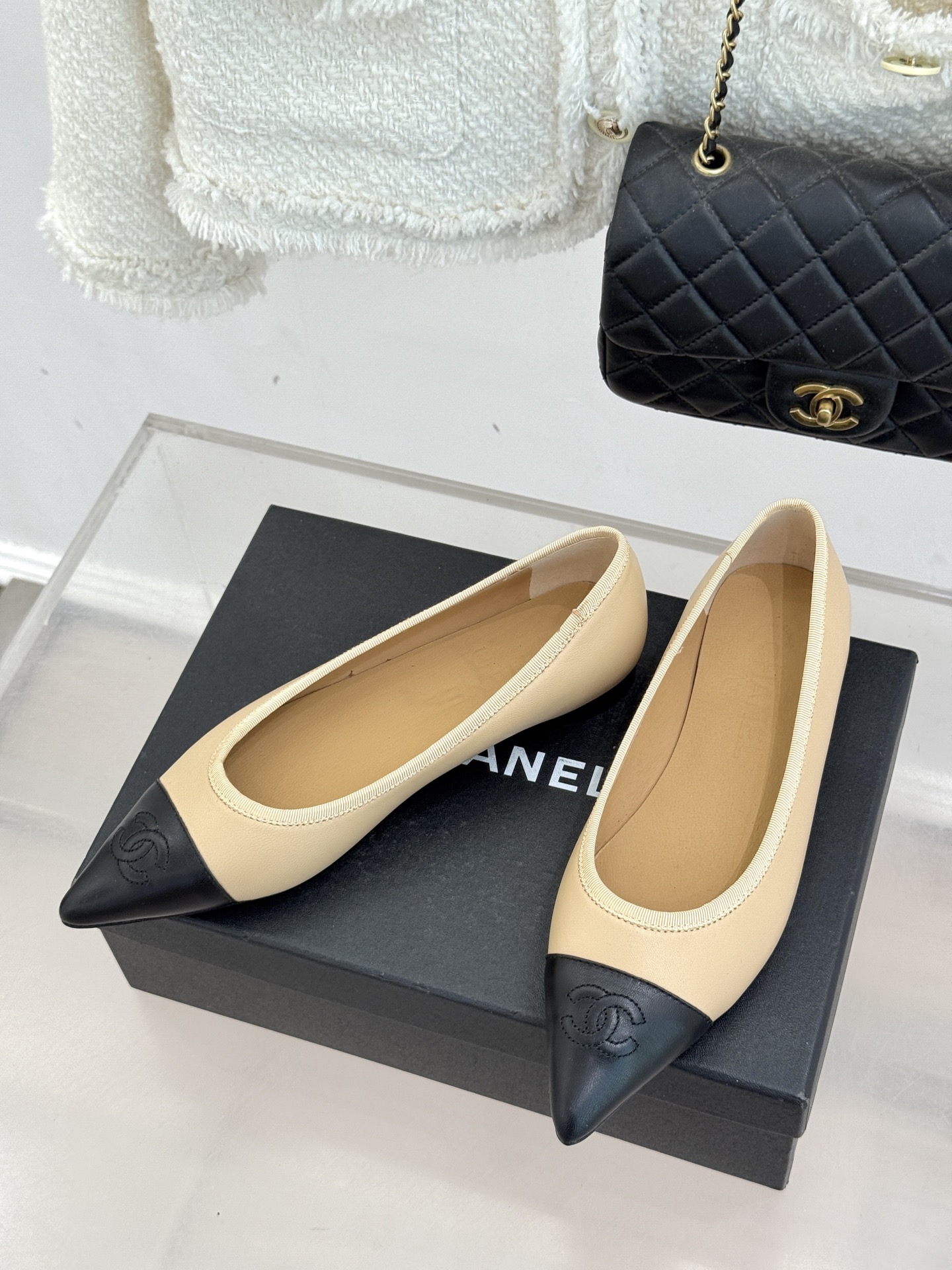 CHANE*｜小香26C双C尖头拼色平底鞋以拼色美学重塑经典格调。细腻小羊皮与质感面料碰撞撞色纹路勾勒出