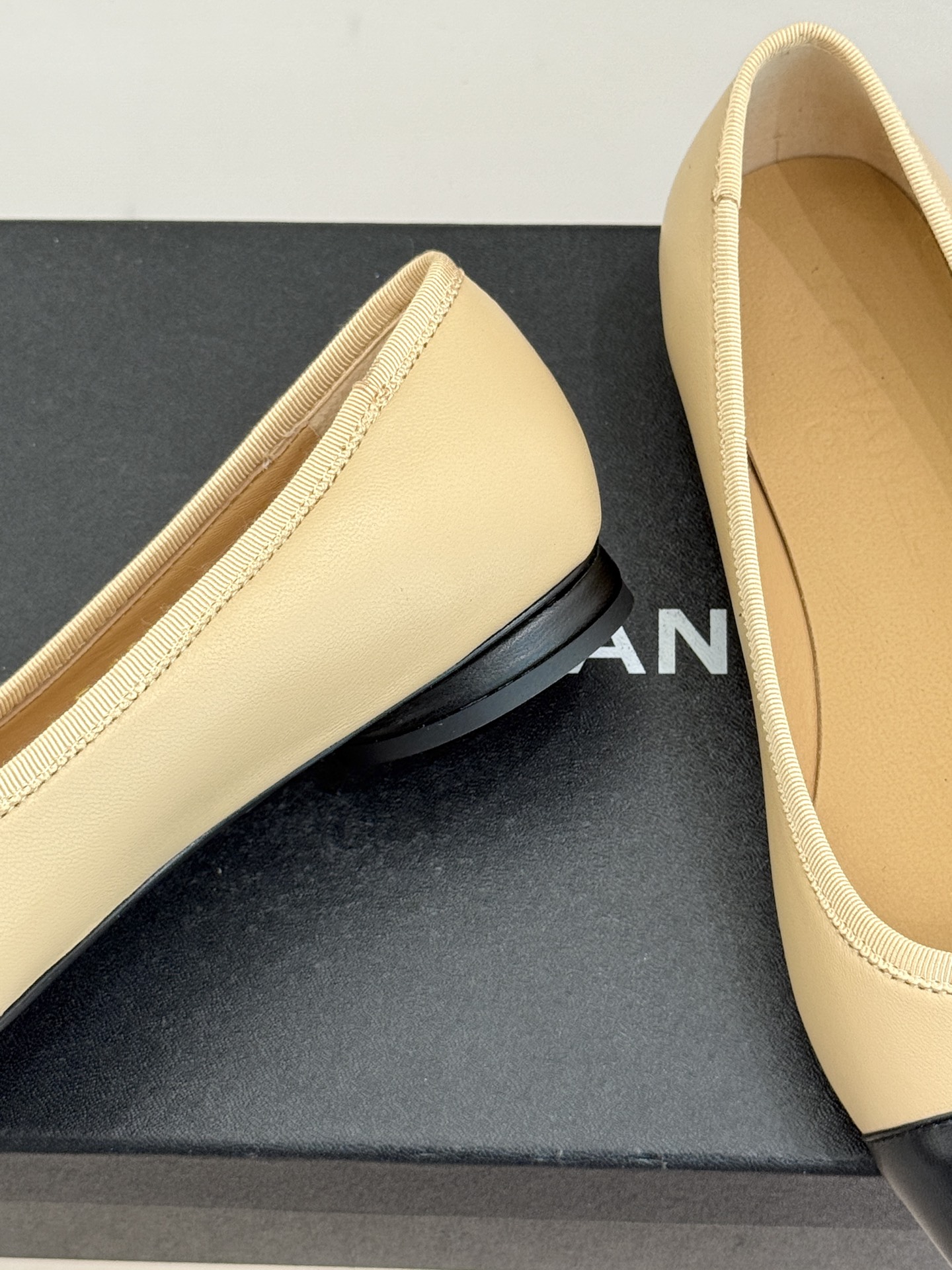 CHANE*｜小香26C双C尖头拼色平底鞋以拼色美学重塑经典格调。细腻小羊皮与质感面料碰撞撞色纹路勾勒出