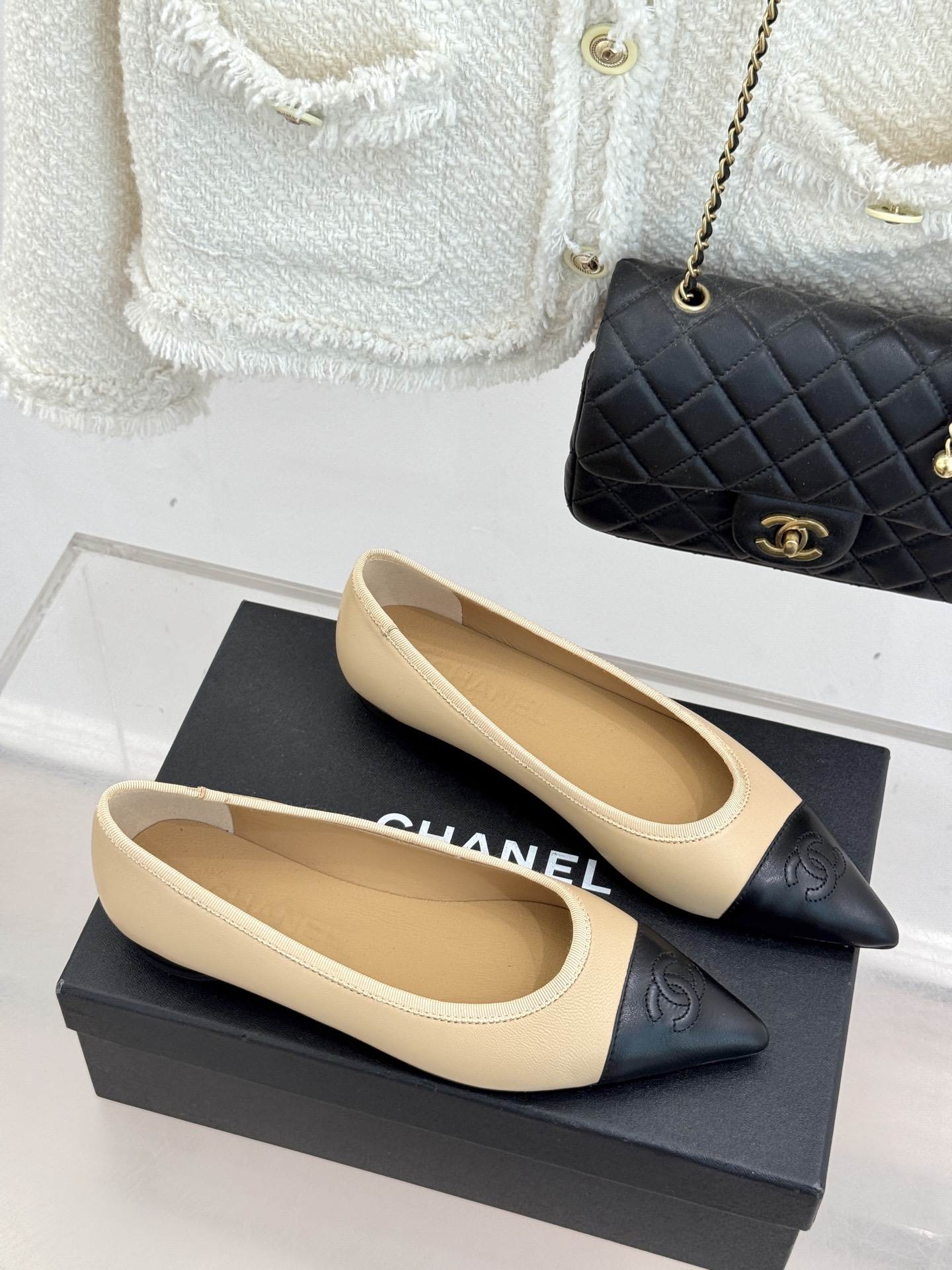 CHANE*｜小香26C双C尖头拼色平底鞋以拼色美学重塑经典格调。细腻小羊皮与质感面料碰撞撞色纹路勾勒出