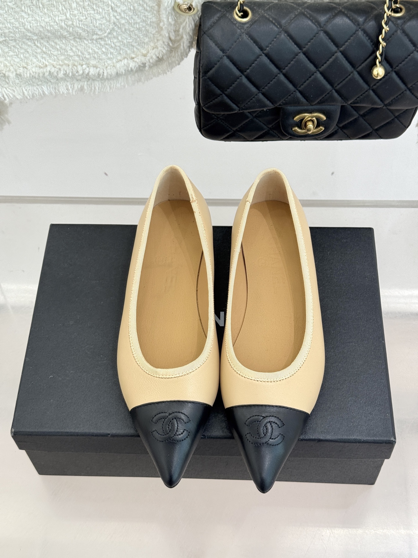 CHANE*｜小香26C双C尖头拼色平底鞋以拼色美学重塑经典格调。细腻小羊皮与质感面料碰撞撞色纹路勾勒出