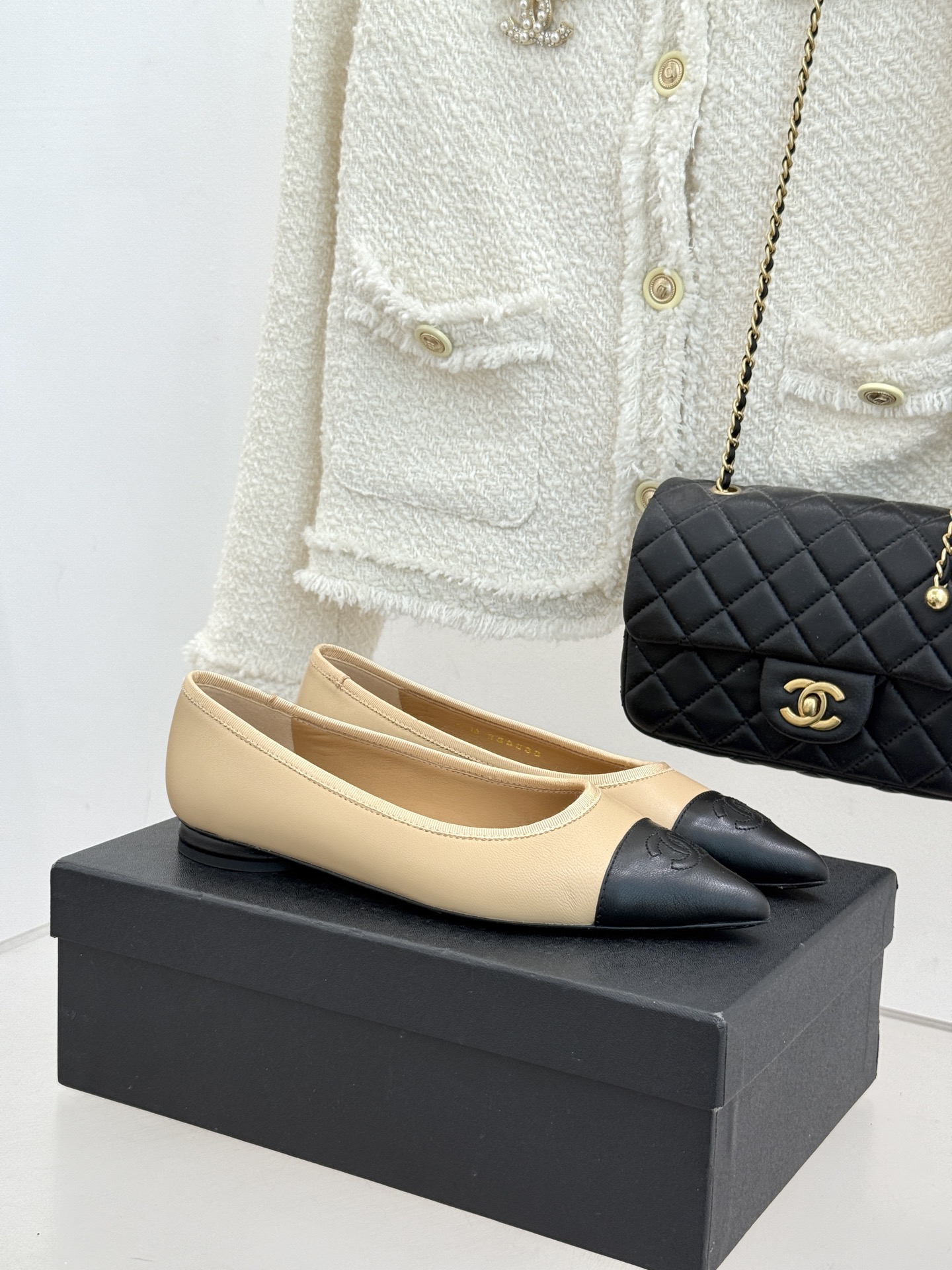 CHANE*｜小香26C双C尖头拼色平底鞋以拼色美学重塑经典格调。细腻小羊皮与质感面料碰撞撞色纹路勾勒出