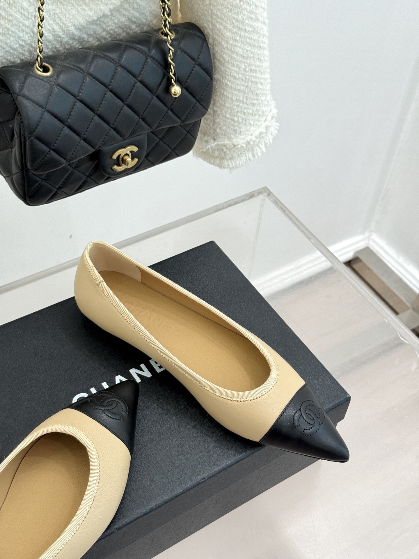 CHANE*｜小香26C双C尖头拼色平底鞋以拼色美学重塑经典格调。细腻小羊皮与质感面料碰撞撞色纹路勾勒出