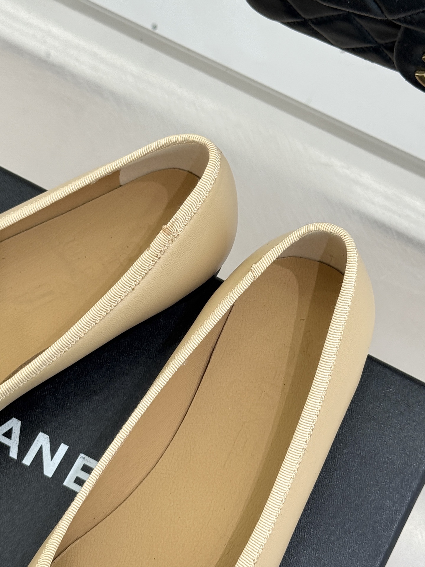 CHANE*｜小香26C双C尖头拼色平底鞋以拼色美学重塑经典格调。细腻小羊皮与质感面料碰撞撞色纹路勾勒出