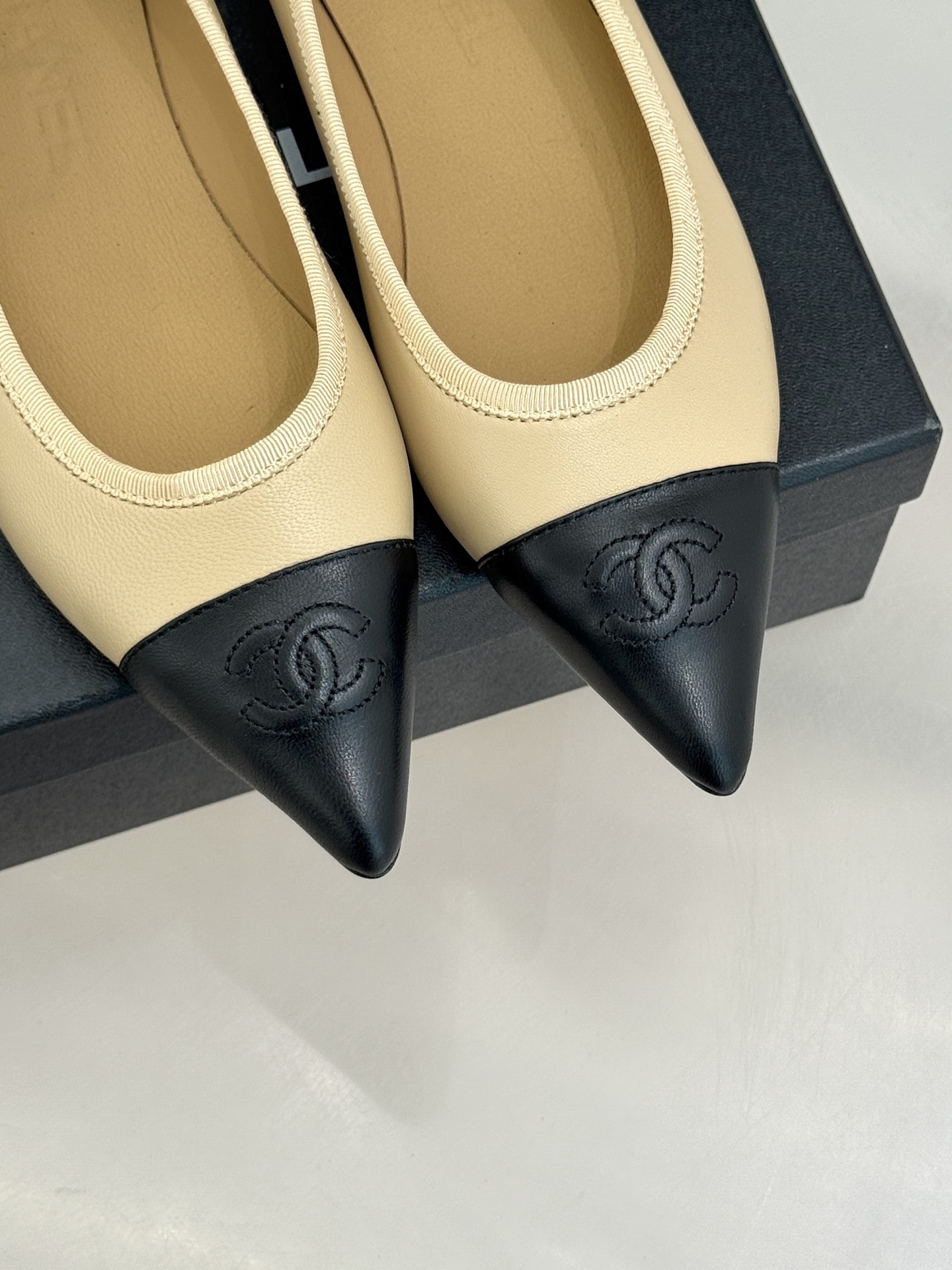 CHANE*｜小香26C双C尖头拼色平底鞋以拼色美学重塑经典格调。细腻小羊皮与质感面料碰撞撞色纹路勾勒出