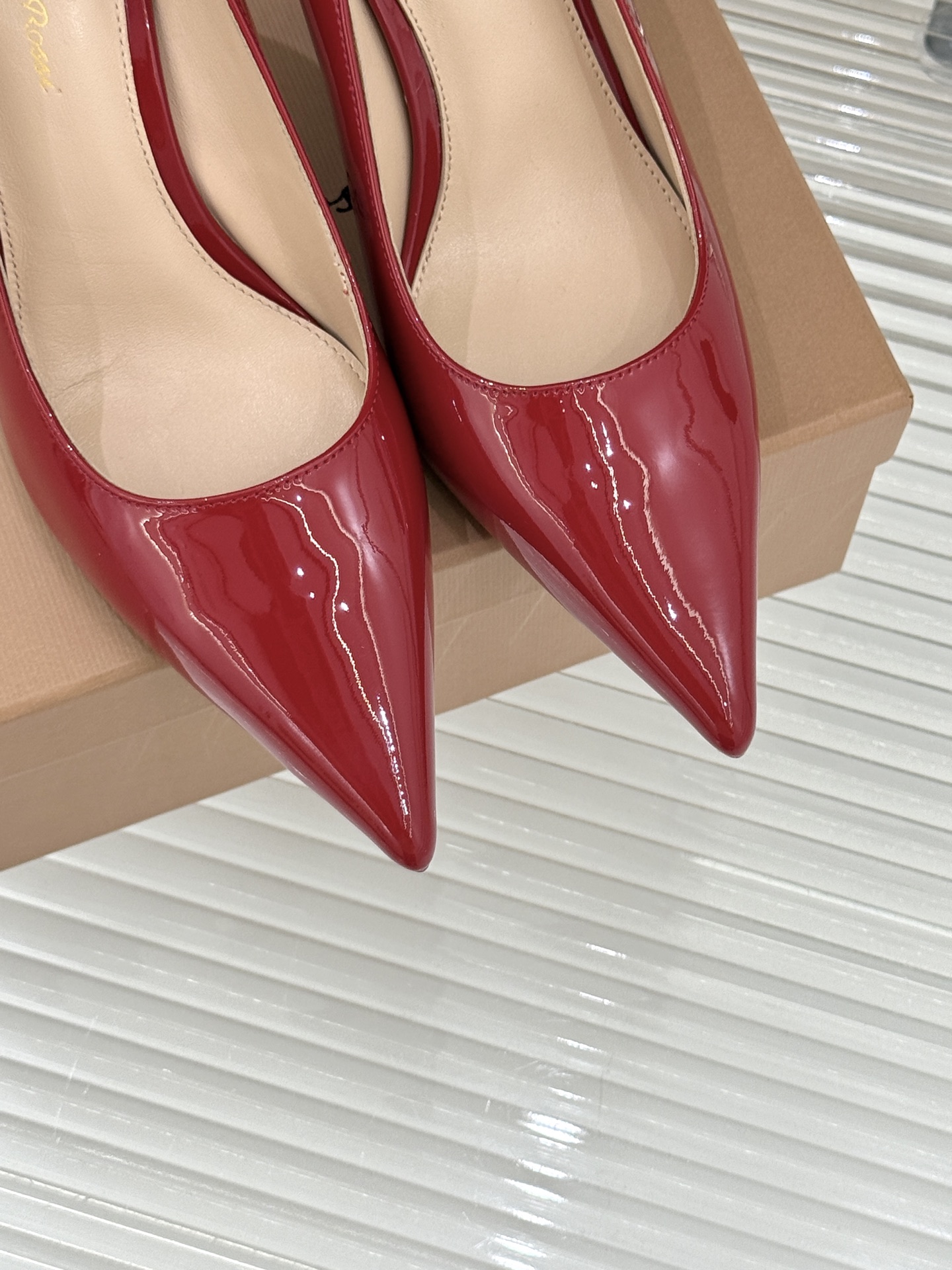 Gianvito Rossi经典极简尖头高跟鞋单鞋以「删繁就简」的意式匠心将高奢质感藏于利落线条让每一步