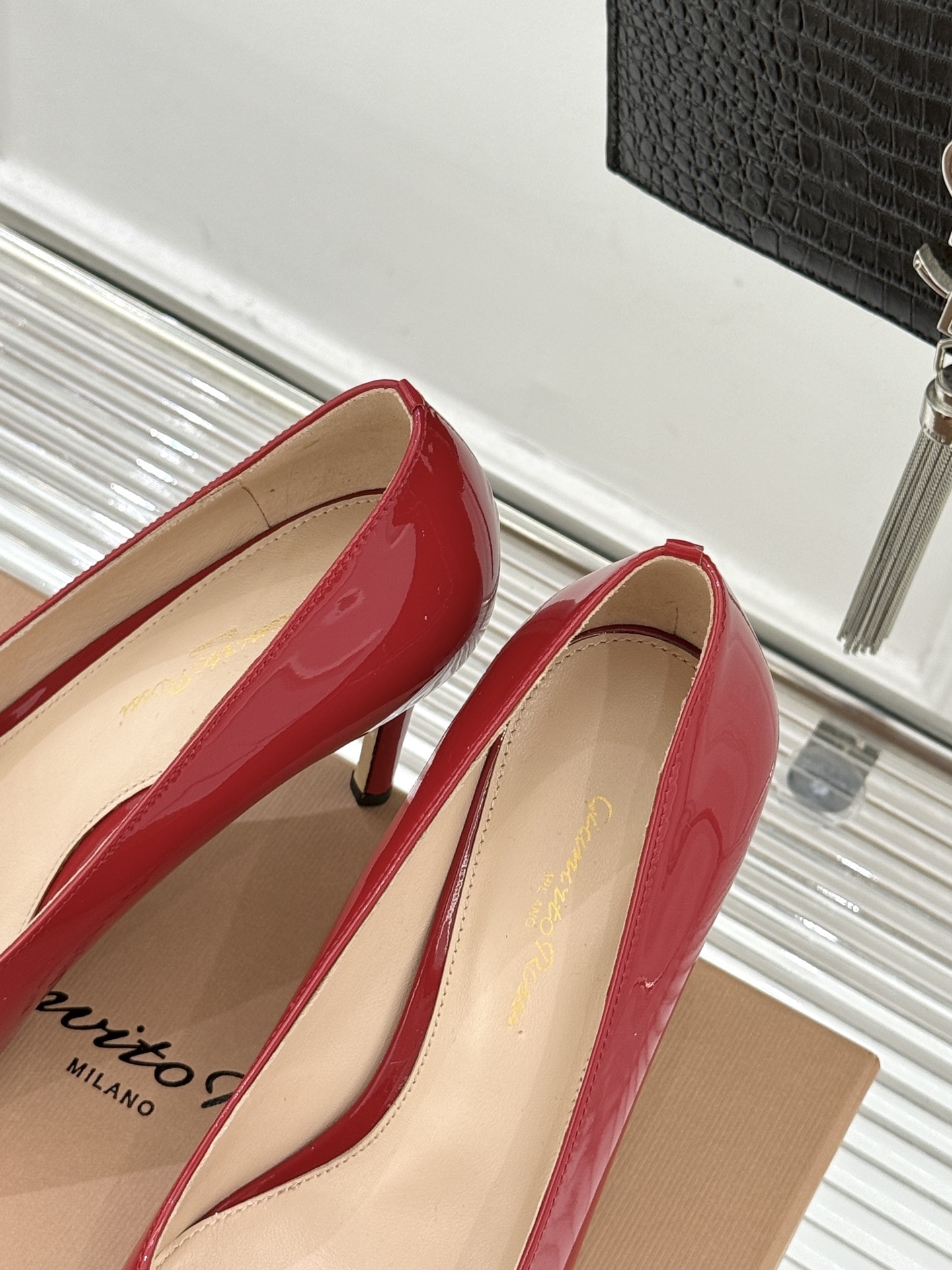 Gianvito Rossi经典极简尖头高跟鞋单鞋以「删繁就简」的意式匠心将高奢质感藏于利落线条让每一步