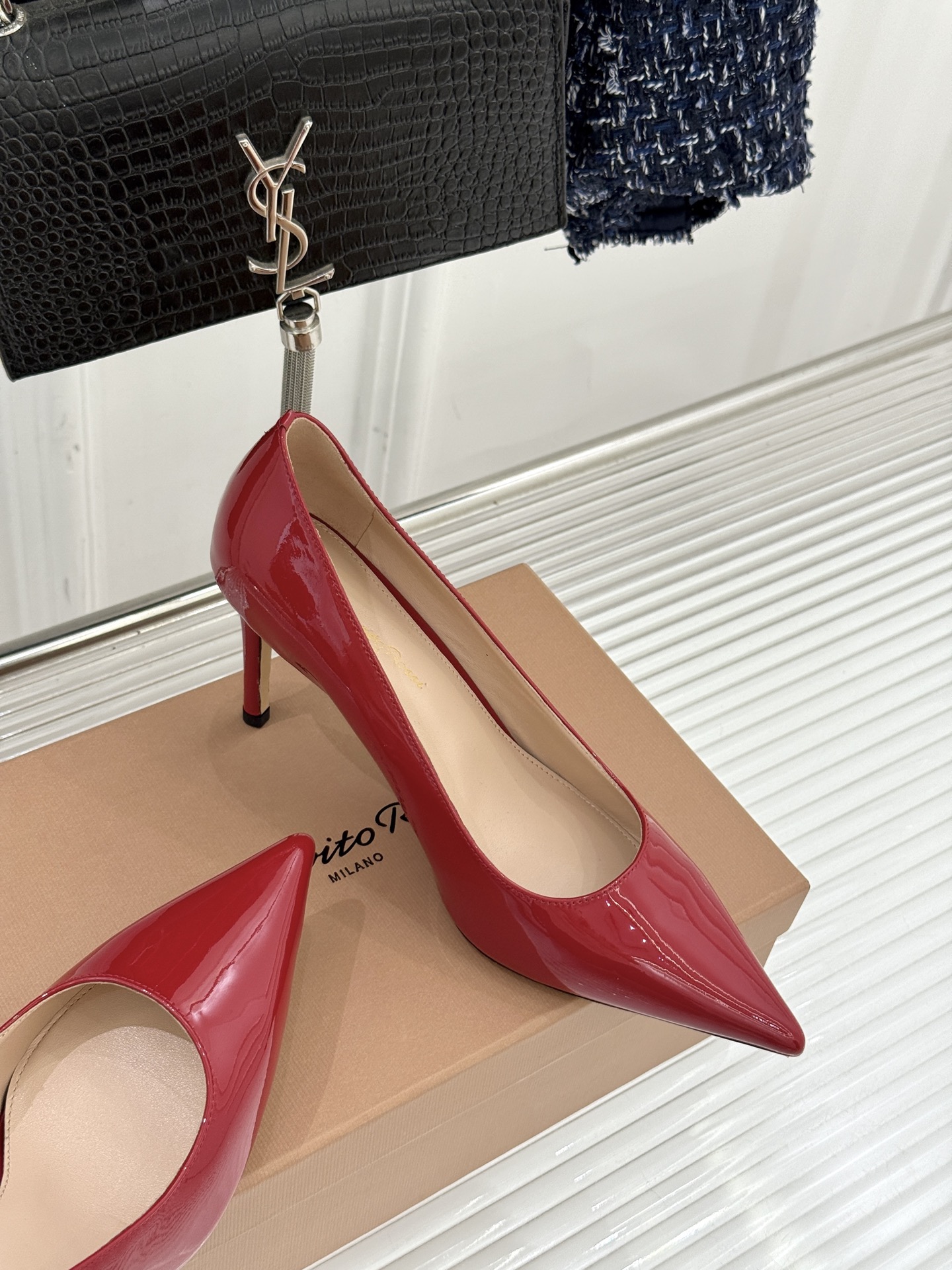 Gianvito Rossi经典极简尖头高跟鞋单鞋以「删繁就简」的意式匠心将高奢质感藏于利落线条让每一步