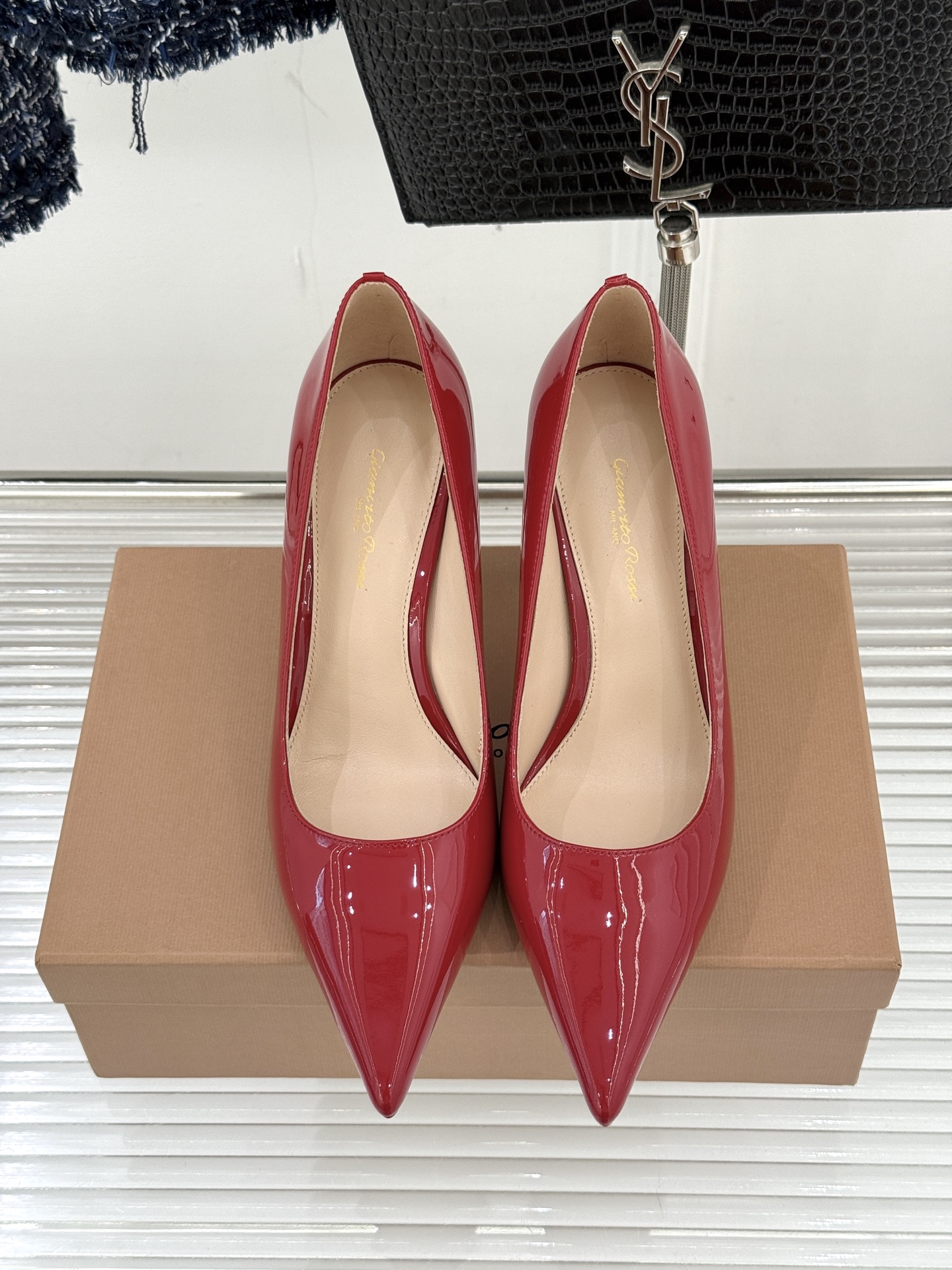 Gianvito Rossi经典极简尖头高跟鞋单鞋以「删繁就简」的意式匠心将高奢质感藏于利落线条让每一步