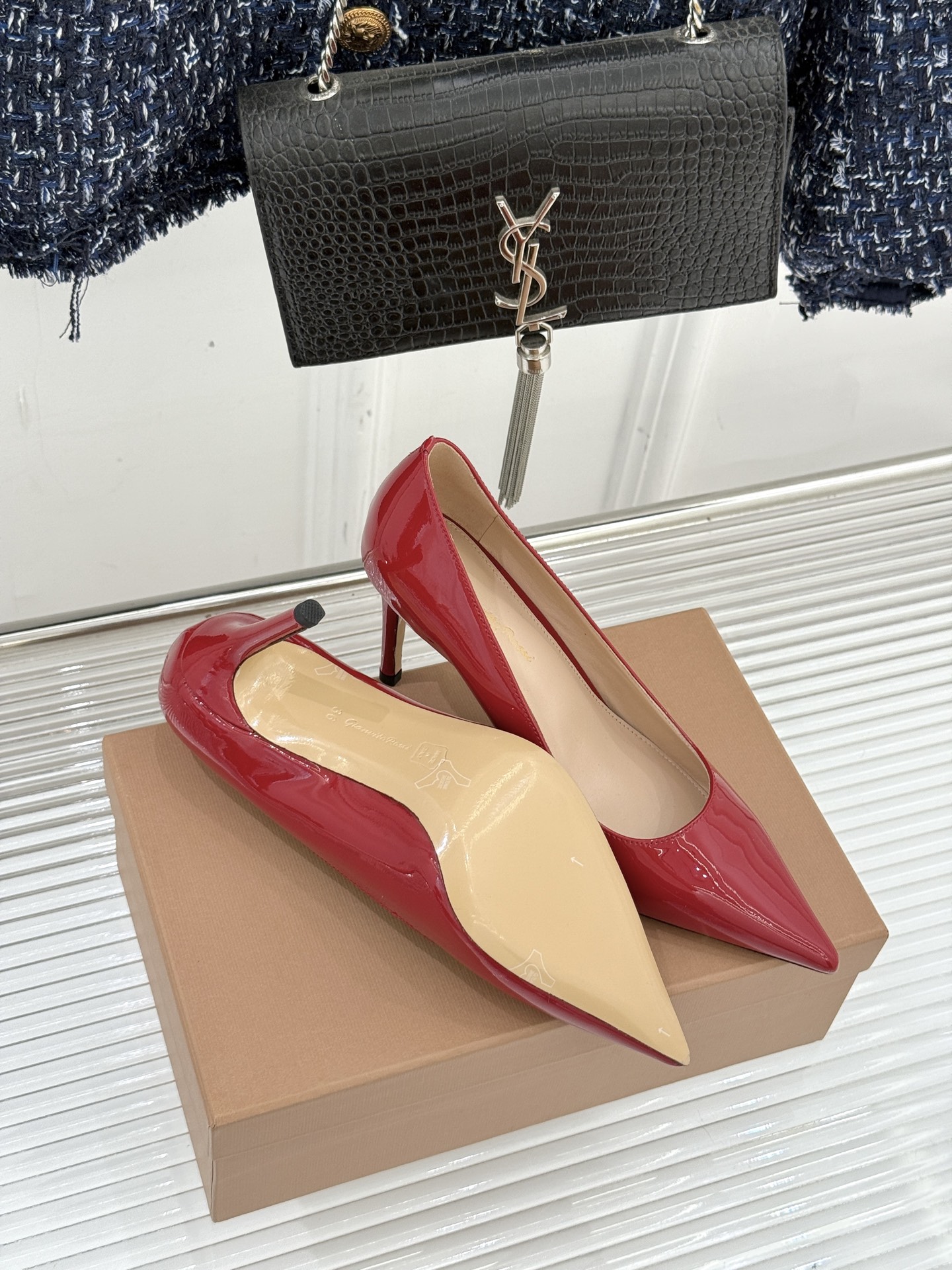 Gianvito Rossi经典极简尖头高跟鞋单鞋以「删繁就简」的意式匠心将高奢质感藏于利落线条让每一步