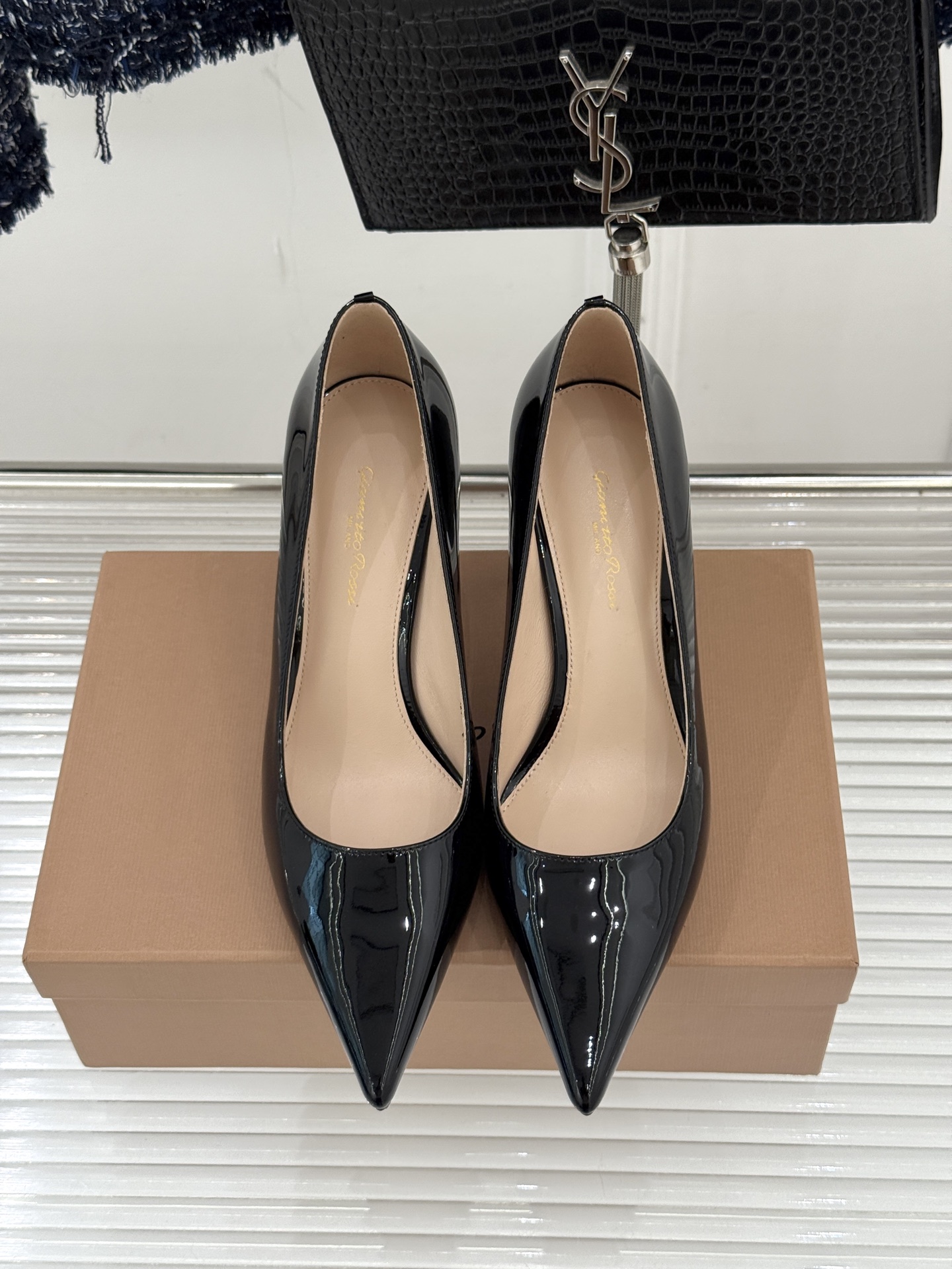 Gianvito Rossi经典极简尖头高跟鞋单鞋以「删繁就简」的意式匠心将高奢质感藏于利落线条让每一步