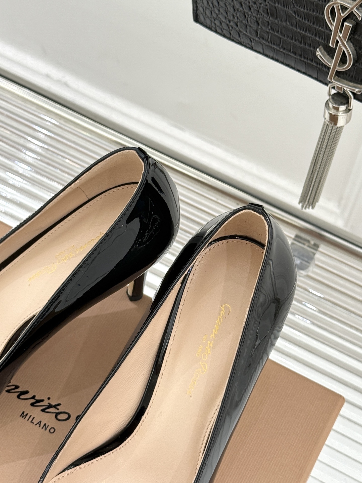 Gianvito Rossi经典极简尖头高跟鞋单鞋以「删繁就简」的意式匠心将高奢质感藏于利落线条让每一步