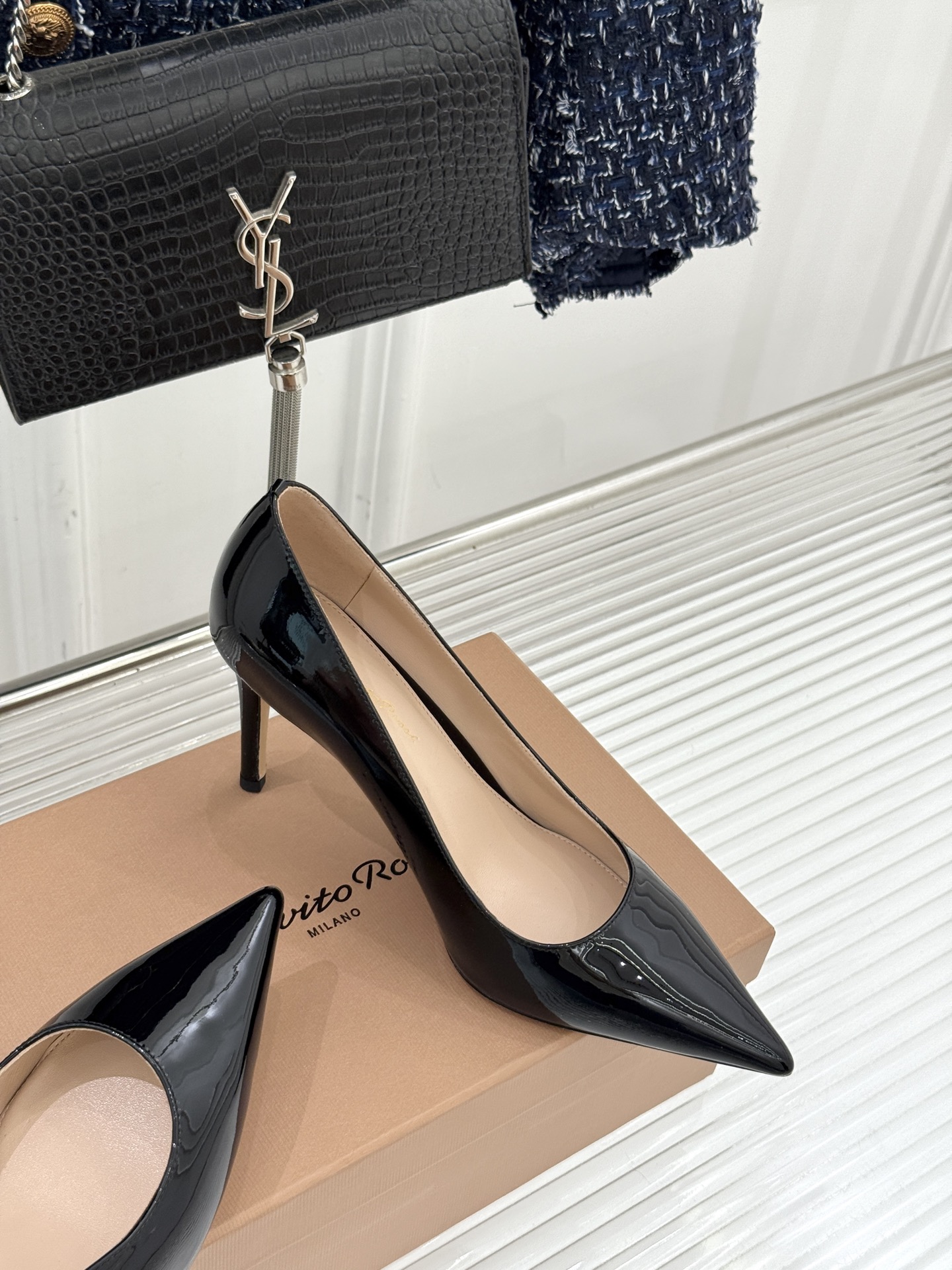 Gianvito Rossi经典极简尖头高跟鞋单鞋以「删繁就简」的意式匠心将高奢质感藏于利落线条让每一步