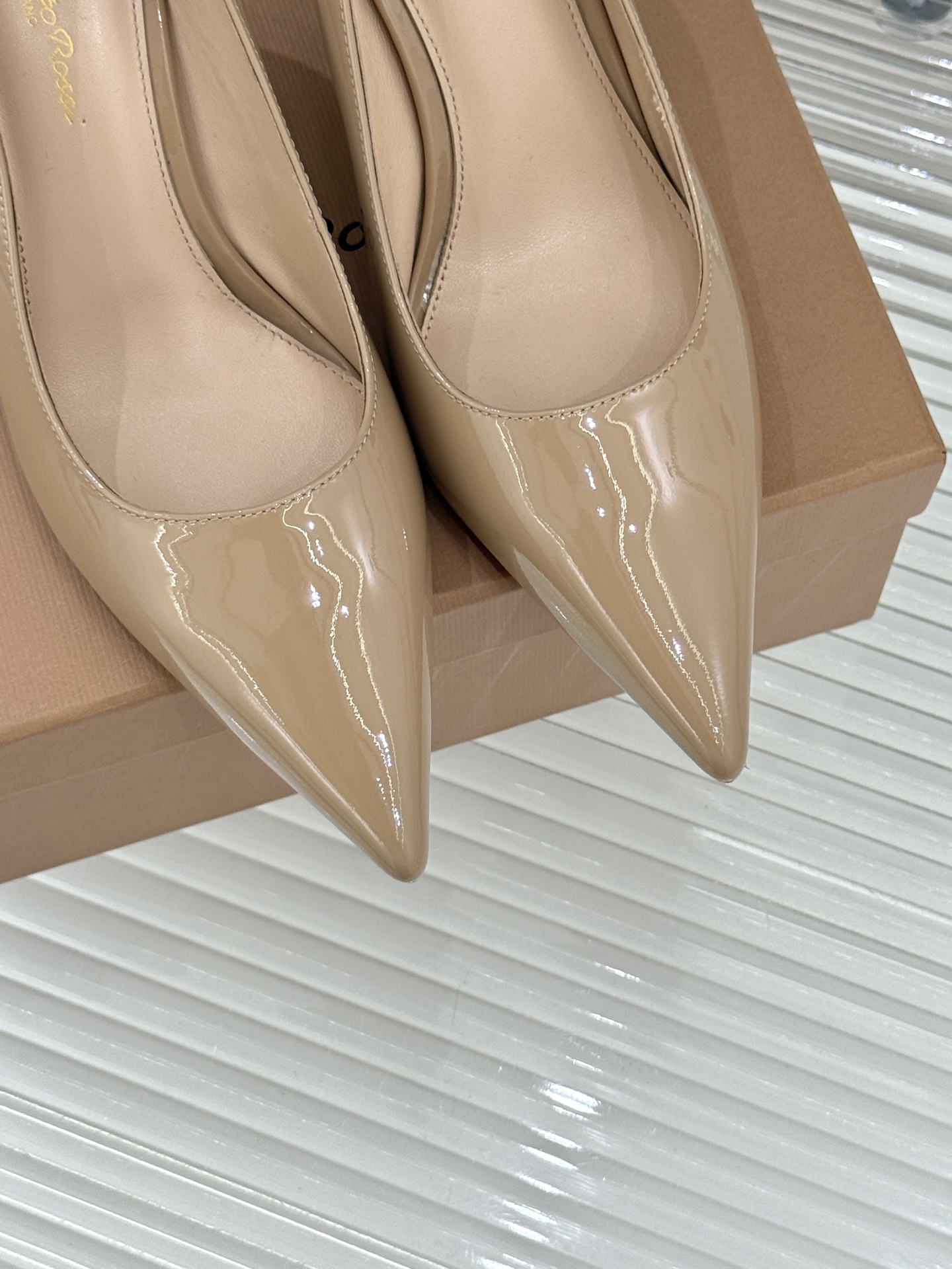 Gianvito Rossi经典极简尖头高跟鞋单鞋以「删繁就简」的意式匠心将高奢质感藏于利落线条让每一步