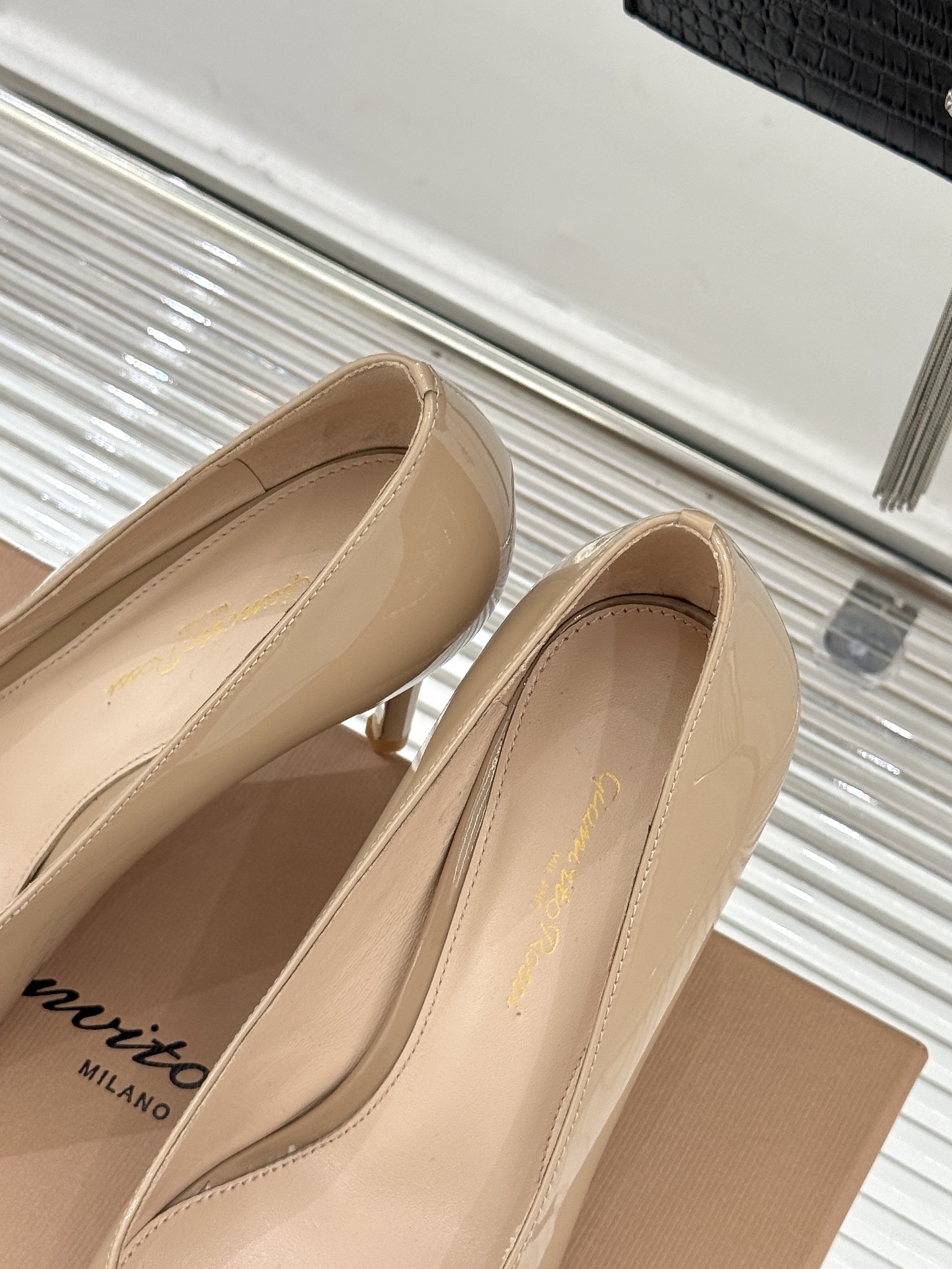 Gianvito Rossi经典极简尖头高跟鞋单鞋以「删繁就简」的意式匠心将高奢质感藏于利落线条让每一步