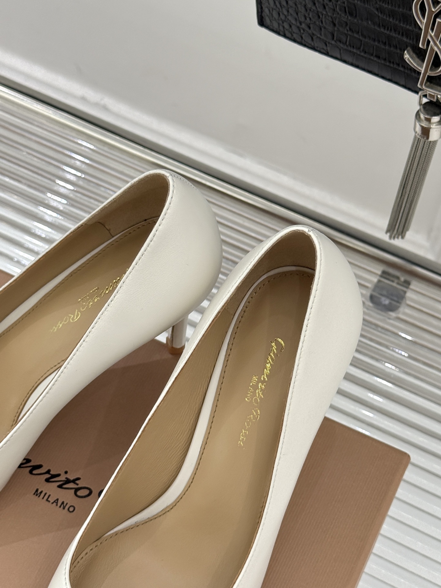 Gianvito Rossi经典极简尖头高跟鞋单鞋以「删繁就简」的意式匠心将高奢质感藏于利落线条让每一步