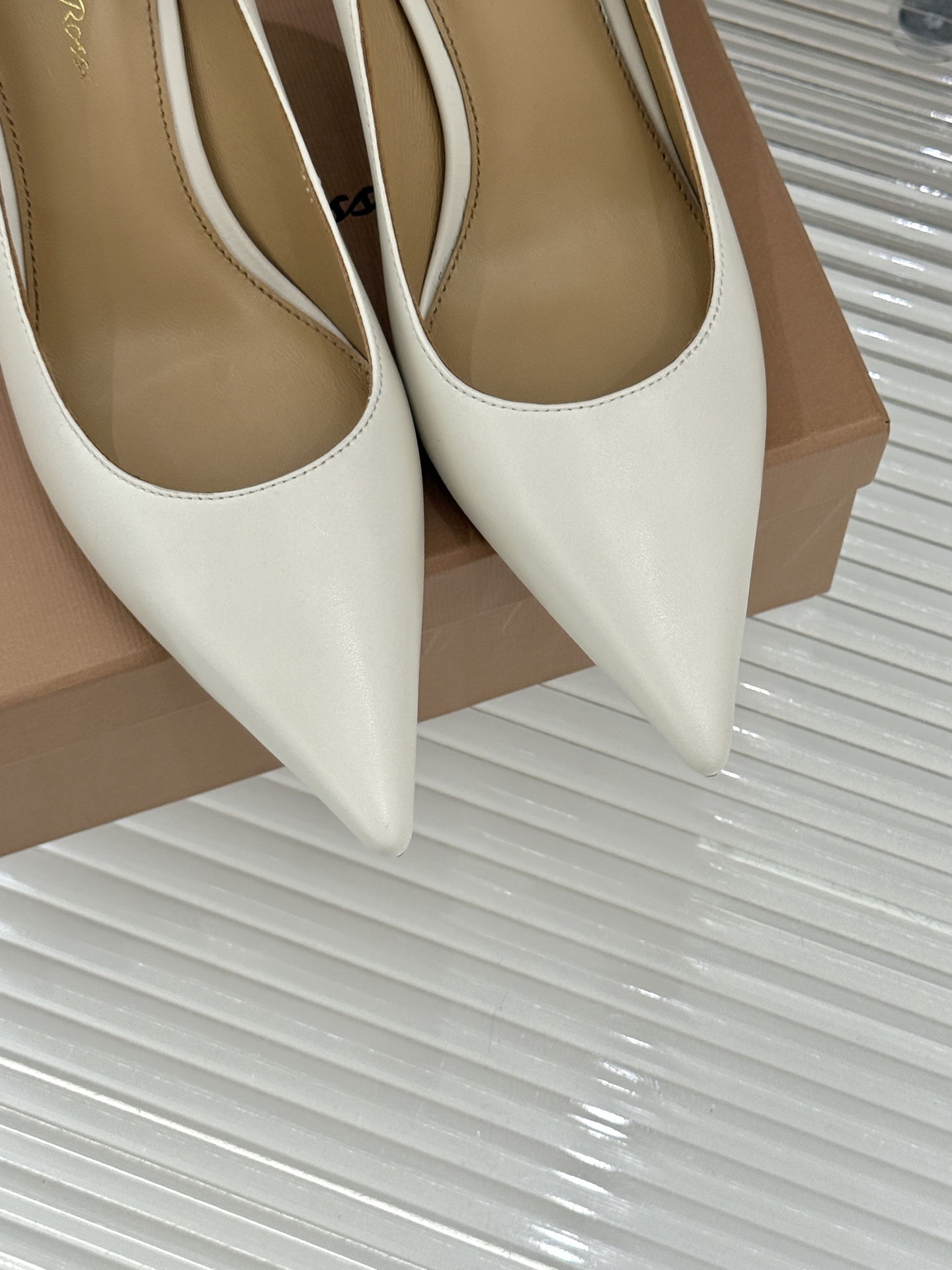 Gianvito Rossi经典极简尖头高跟鞋单鞋以「删繁就简」的意式匠心将高奢质感藏于利落线条让每一步