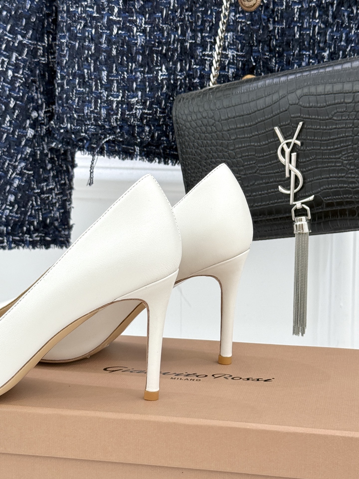 Gianvito Rossi经典极简尖头高跟鞋单鞋以「删繁就简」的意式匠心将高奢质感藏于利落线条让每一步