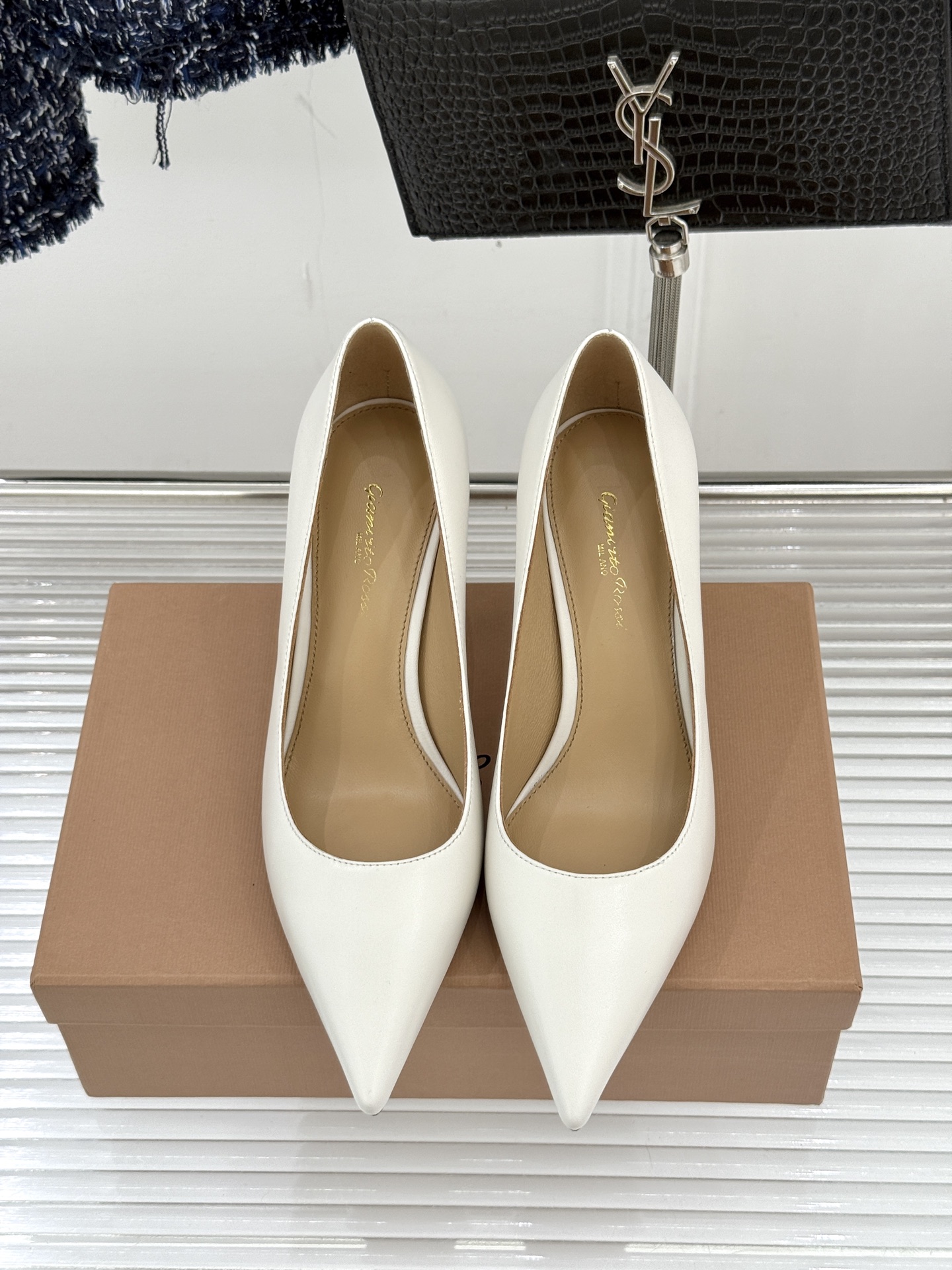 Gianvito Rossi经典极简尖头高跟鞋单鞋以「删繁就简」的意式匠心将高奢质感藏于利落线条让每一步