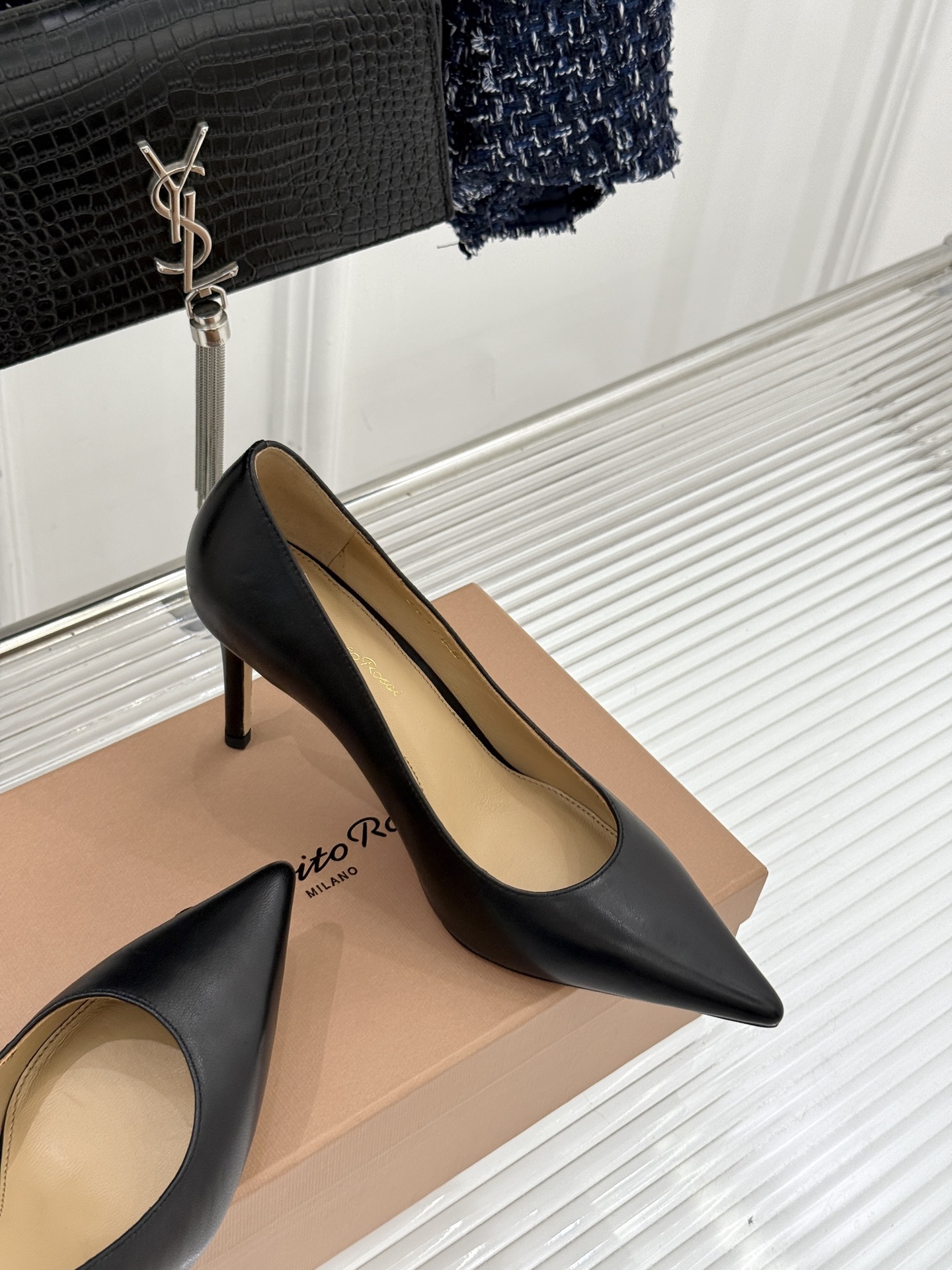 Gianvito Rossi经典极简尖头高跟鞋单鞋以「删繁就简」的意式匠心将高奢质感藏于利落线条让每一步