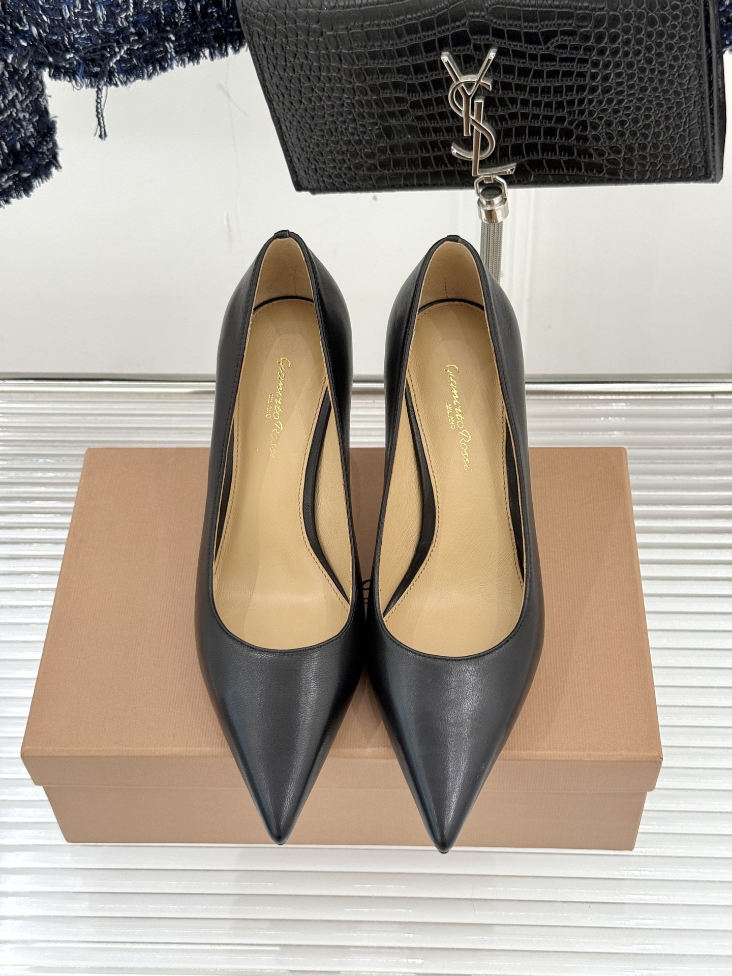 Gianvito Rossi经典极简尖头高跟鞋单鞋以「删繁就简」的意式匠心将高奢质感藏于利落线条让每一步