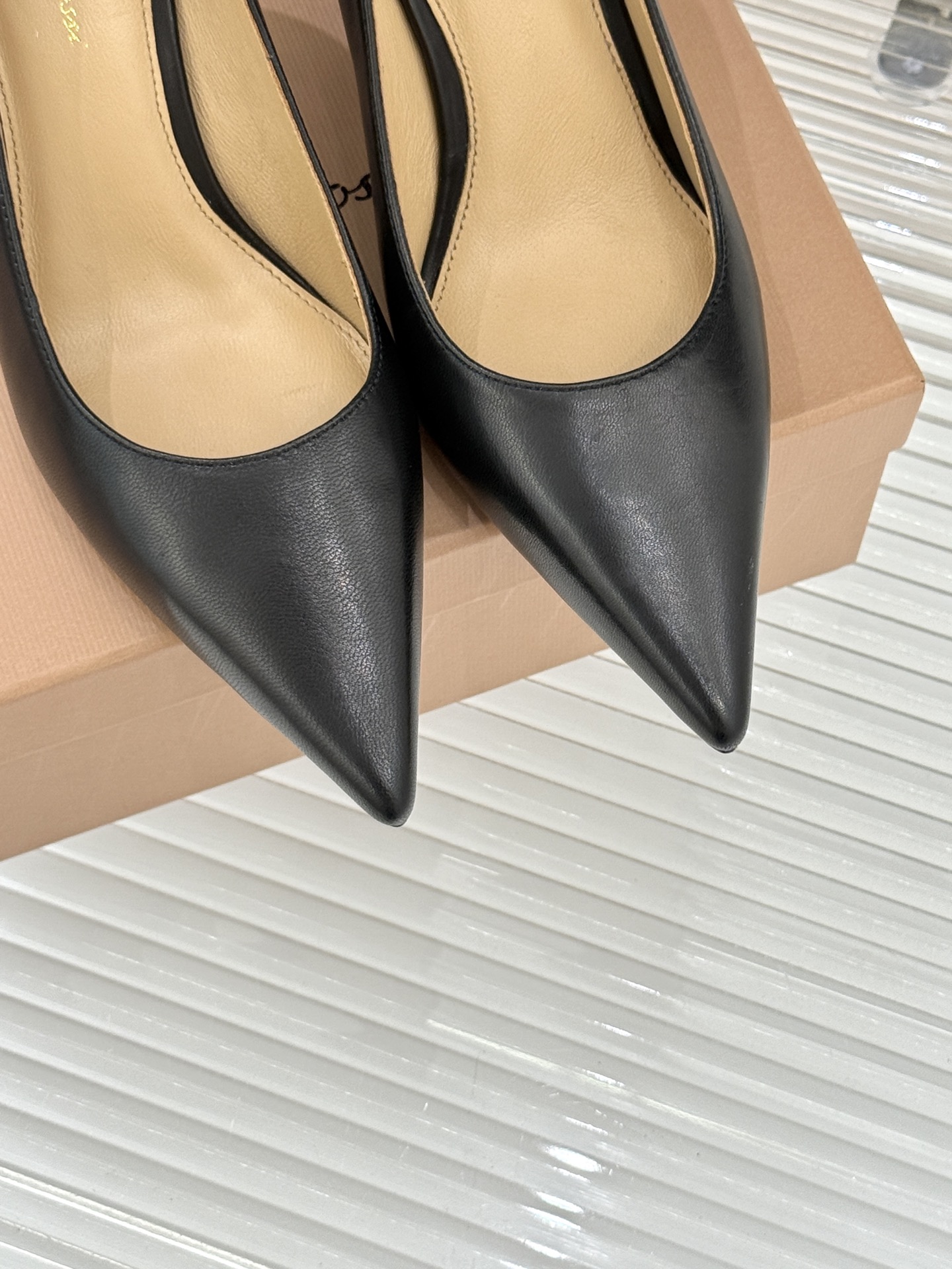 Gianvito Rossi经典极简尖头高跟鞋单鞋以「删繁就简」的意式匠心将高奢质感藏于利落线条让每一步