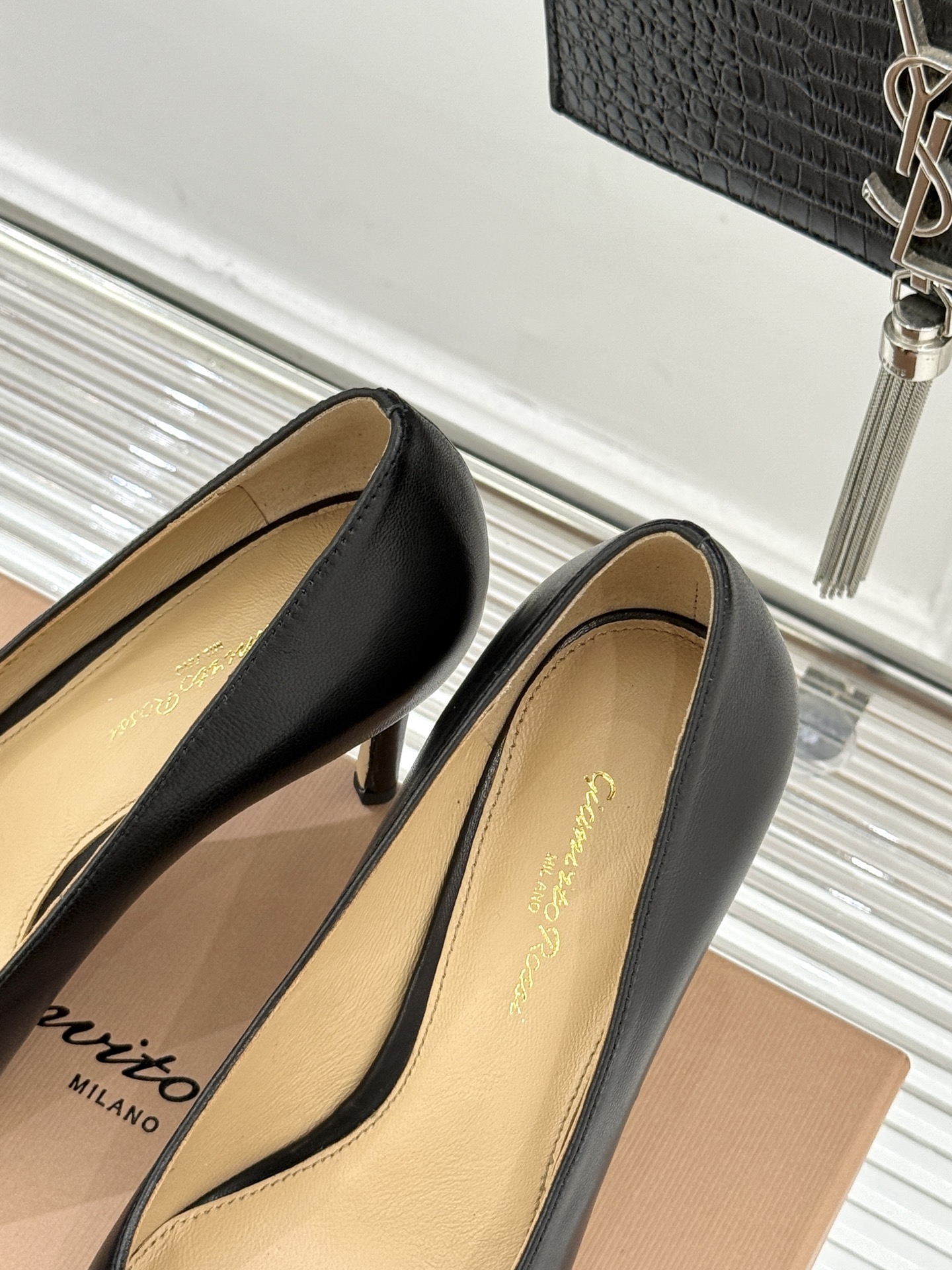 Gianvito Rossi经典极简尖头高跟鞋单鞋以「删繁就简」的意式匠心将高奢质感藏于利落线条让每一步